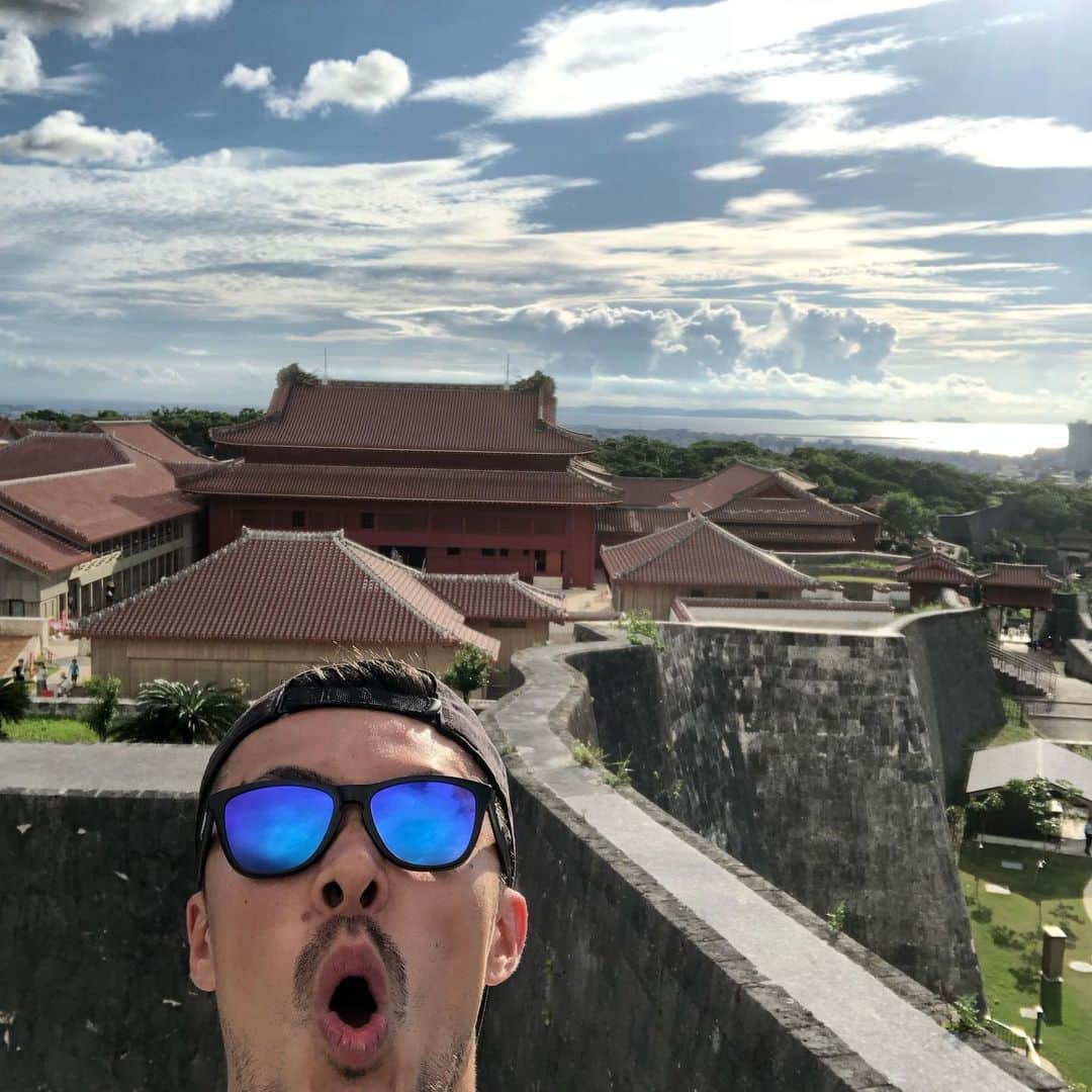 寒竹隼人のインスタグラム：「今週末も声援ありがとうございました。  そしてご存知の通り、先日の火事により沖縄のシンボルである首里城の正殿などが焼失しました。 この事がどれ程沖縄にとって、悲しいことか計り知れません。 私達キングスにとって、チーム名の由来でもあるキングスクラウンも首里城にあり、とても他人事とは考え難いです。 そんな中、すでに日本のみならず、世界中から沢山の支援金などが集まっています。 私達も微力ながら協力していきたいと思いますし、私達がチームエンブレムに刻まれたキングスクラウンを背負って、沖縄のシンボルとして戦い、沖縄の皆様に元気や勇気を与えれる存在でありたいと思います。  再建されるのがいつになるかはわかりませんが、皆さんの想い、行動がまた必ず綺麗な首里城を復活させると信じています。 #琉球ゴールデンキングス #首里城」