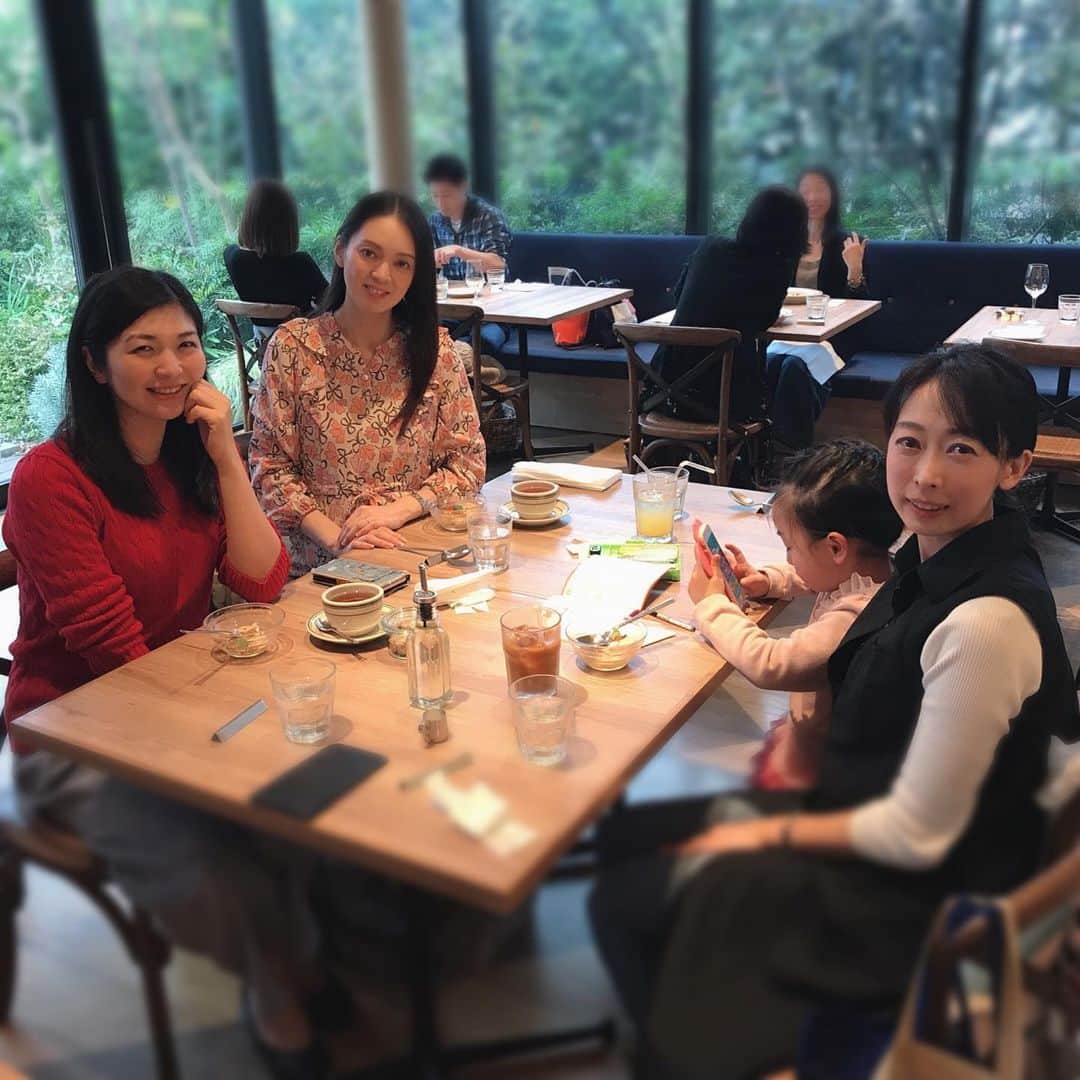 のインスタグラム：「<ベビーカーの選び方> 仕事の打合せを午前中に終え、先輩ママとランチ。情報通のお二人に相談！ . ベビーカーは、荷物を入れたまま折り畳み階段をのぼるなら4輪の軽くて安いのがオススメ。でも、小さい頃は折り畳むことはあんまりないので、三輪の小回りがきくのがいいそうで、アップリカのスムーヴが周りのママからも買ってよかったという人が多いそうです！ . ベビーカーは、出産3ヶ月くらいから使う人が多いみたい！1ヶ月検診で使ったママも！私も3ヶ月くらいで買いに行こうかな？！ 皆さま、オススメありますか？！ .  新宿ローズマリーはすごくいつも並んでるけど予約したらすぐ入れます！既に体重11.6kg増なので、ヘルシーなチキンのハーブ焼きを食べました。 . <今日のコーディネート> ワンピース　andlove . #ベビーカー　#アップリカ　#アップリカベビーカー #妊婦　#妊娠10ヶ月 #妊婦コーディネート#妊婦コーデ　#妊婦ファッション #妊婦生活 #妊婦ダイエット #アンドラブ　#アンドラブコーデ　#ローズマリー　#ローズマリーチンキ #新宿ランチ #女子会ランチ #女子会　#妊婦服 #妊婦の食事」