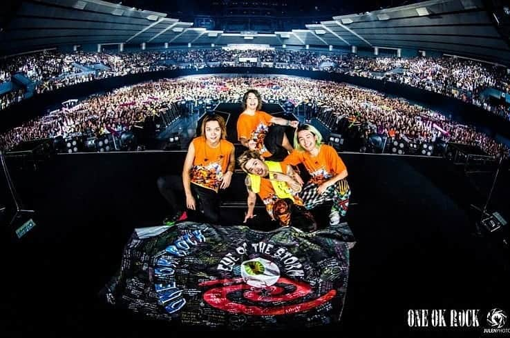 ONE OK ROCK WORLDさんのインスタグラム写真 - (ONE OK ROCK WORLDInstagram)「EYE OF THE STORM JAPAN TOUR 2019-2020 広島,広島グリーンアリーナ(2日目)  _ @10969taka  広島2日目ありがとう😊 最高だったよ！今のところ広島1番盛り上がりました！^_^ また会いましょう  Thank you for the second day Hiroshima😊 It was Awesome! As of now Hiroshima has the most excited crowd!^ _ ^ Lets meet again @julenphoto @ruihashimoto  _ @toru_10969 最前列よくがんばりました！広島のエナジーやばかったよ。2日間ありがとう！！またな〜 📸 @julenphoto  The guys standing front row you were great!  The energy in Hiroshima was amazing.  Thank you for 2 days! !  See you 〜📸 @julenphoto  _ @tomo_10969 広島2日目🔥 今回のツアーで、広島が大好きになった✨ しゃべりすぎて声ががらがらになり。🎤 打ち上げも朝まで。🍚 思い出がたくさん🌈 幸せな時間をありがとう✨🕊 @ruihashimoto 📸  Hiroshima Day 2🔥 This tour made me fall in love with Hiroshima✨ My voice became hoarse  because I talked too much. 🎤 Being excited till this morning. 🍚 Lots of memories🌈 Thank you for the beautiful time ✨🕊 @ruihashimoto 📸  #厳島アゲイン #背広おじさん #誕生日お姉さん #ハロウィン仕様🎃  @julenphoto 📸  #oneokrockofficial #10969taka #toru_10969 #tomo_10969 #ryota_0809 #fueledbyramen#eyeofthestorm#eyeofthestormjapantour20192020」11月3日 17時58分 - oneokrockworld