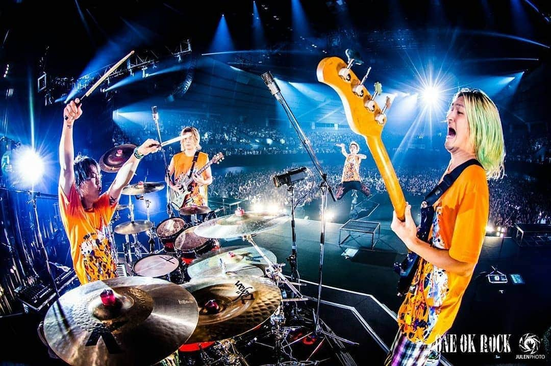 ONE OK ROCK WORLDさんのインスタグラム写真 - (ONE OK ROCK WORLDInstagram)「EYE OF THE STORM JAPAN TOUR 2019-2020 広島,広島グリーンアリーナ(2日目)  _ @10969taka  広島2日目ありがとう😊 最高だったよ！今のところ広島1番盛り上がりました！^_^ また会いましょう  Thank you for the second day Hiroshima😊 It was Awesome! As of now Hiroshima has the most excited crowd!^ _ ^ Lets meet again @julenphoto @ruihashimoto  _ @toru_10969 最前列よくがんばりました！広島のエナジーやばかったよ。2日間ありがとう！！またな〜 📸 @julenphoto  The guys standing front row you were great!  The energy in Hiroshima was amazing.  Thank you for 2 days! !  See you 〜📸 @julenphoto  _ @tomo_10969 広島2日目🔥 今回のツアーで、広島が大好きになった✨ しゃべりすぎて声ががらがらになり。🎤 打ち上げも朝まで。🍚 思い出がたくさん🌈 幸せな時間をありがとう✨🕊 @ruihashimoto 📸  Hiroshima Day 2🔥 This tour made me fall in love with Hiroshima✨ My voice became hoarse  because I talked too much. 🎤 Being excited till this morning. 🍚 Lots of memories🌈 Thank you for the beautiful time ✨🕊 @ruihashimoto 📸  #厳島アゲイン #背広おじさん #誕生日お姉さん #ハロウィン仕様🎃  @julenphoto 📸  #oneokrockofficial #10969taka #toru_10969 #tomo_10969 #ryota_0809 #fueledbyramen#eyeofthestorm#eyeofthestormjapantour20192020」11月3日 17時58分 - oneokrockworld