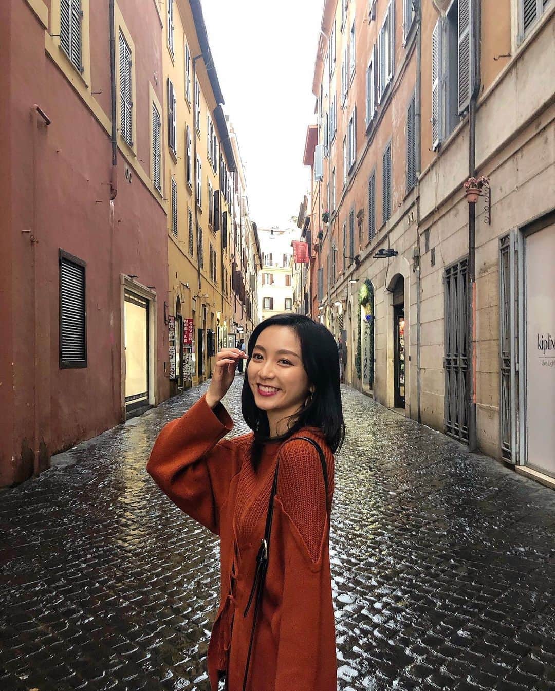 のインスタグラム：「⠀ ローマは雨上がりだとまた違った美しさを見せてくれる☔︎ Rome has a different side of beauty after it rains...⠀ 비가 온후엔 또 다른 아름다움이 있는 로마.⠀ ⠀ ⠀  #italy #rome #travel #beautiful #city #イタリア #ローマ #旅行 #雨上がり も #綺麗 #이탈리아 #로마 #여행 #아름다워」