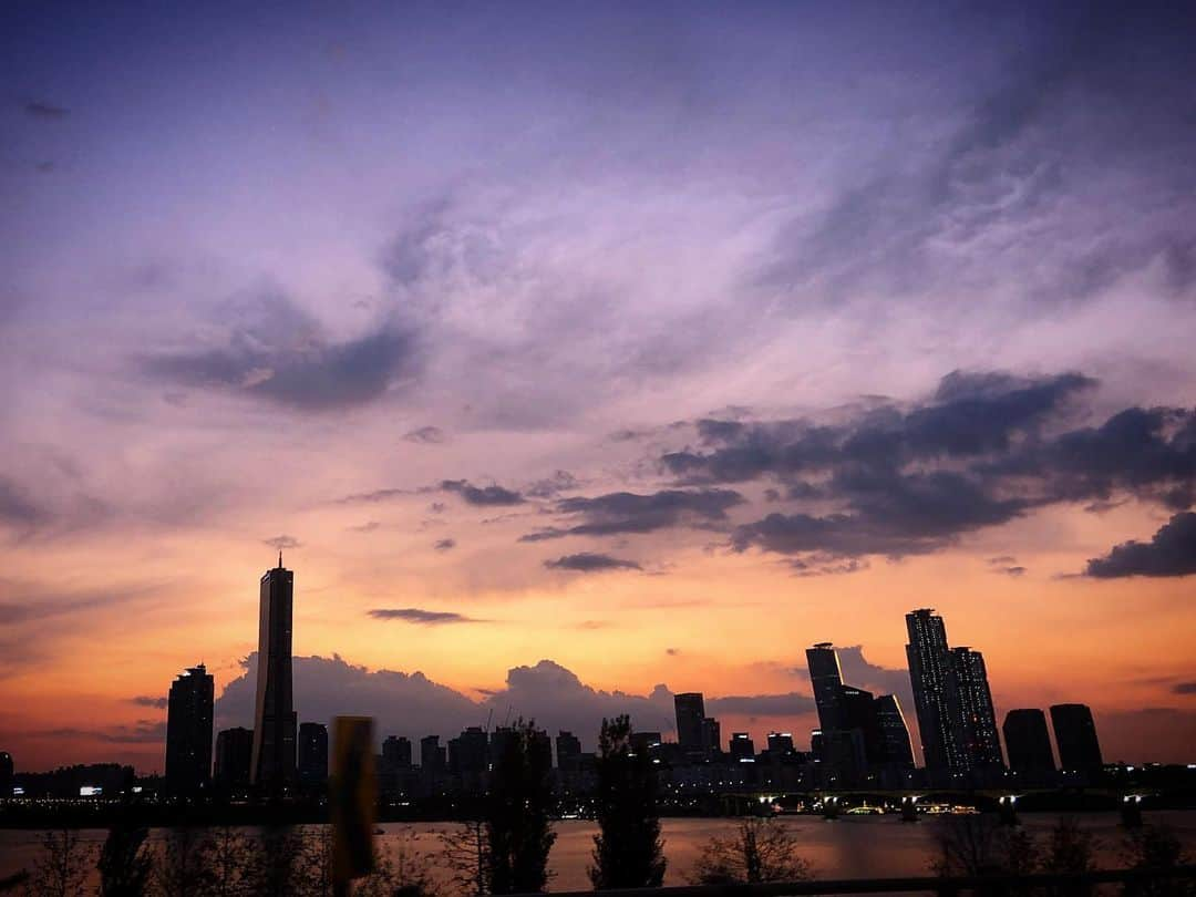 シム・ジホさんのインスタグラム写真 - (シム・ジホInstagram)「오늘의 태양도 빠이빠이~ 난 이제 출근 준비... 공기가 맑아지니 기분이 좋다~ #석양 #노을 #미세먼지 #빠이빠이 #맑은공기 #떠나지마」11月3日 17時54分 - pickybonbon