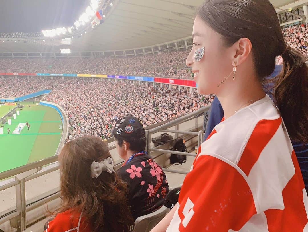 緒方ありささんのインスタグラム写真 - (緒方ありさInstagram)「ラグビーワールドカップ2019  Final 🏴󠁧󠁢󠁥󠁮󠁧󠁿vs🇿🇦 南アフリカ優勝🏆 で、幕を閉じました。 . 私の父はラグビー大好きおじさんなので 約1ヶ月半、家族やこのみん(@_ko._.no_ )と スタジアムいって応援して。 お友達とパブリックビューイングして。 本当に夢のような時間でした。 . 各国の方々が集う日産スタジアムを 観て、あぁ一生に一度の光景なんだな ってすごく思った。 . 日本は地震も台風も多いけど、それでも こうして開催地になって来年もオリンピックが あって。世界の方々が盛り上げてくれて、 嬉しい限りです。 .  寂しいけど、大学ラグビーがもうはじまる。 さらにさらにラグビーを好きになって 4年後のフランス大会を迎えるぞー。 . しばらくは余韻。 . #女優 #緒方ありさ  #ラグビーワールドカップ2019 #ラグビー #東京スタジアム #rwc2019  #4年に一度じゃない一生に一度だ #カンタベリー #写真好きな人と繋がりたい #ワンチームラグビー #ポートレート撮影  #ラガール #ポートレート女性  #ラグビー女子 #ノーサイド #kireiphoto #instaphoto  #instagood #rugby #ONETEAM #allblacks」11月3日 17時56分 - arisa_ogata