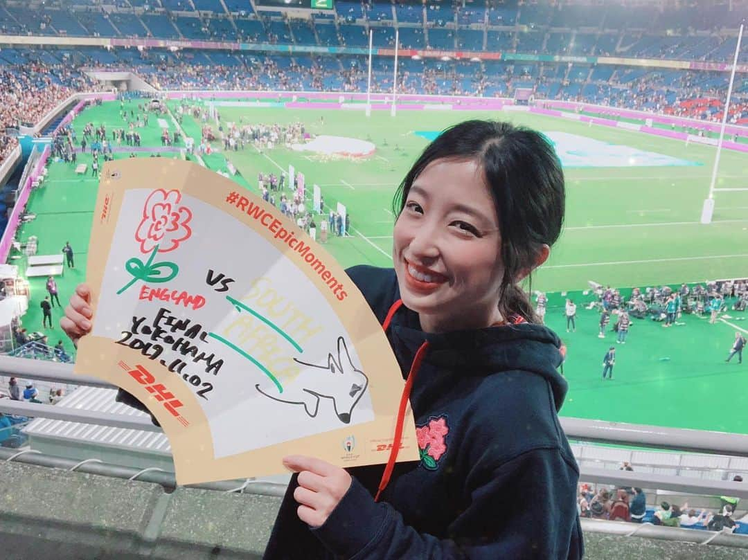 緒方ありささんのインスタグラム写真 - (緒方ありさInstagram)「ラグビーワールドカップ2019  Final 🏴󠁧󠁢󠁥󠁮󠁧󠁿vs🇿🇦 南アフリカ優勝🏆 で、幕を閉じました。 . 私の父はラグビー大好きおじさんなので 約1ヶ月半、家族やこのみん(@_ko._.no_ )と スタジアムいって応援して。 お友達とパブリックビューイングして。 本当に夢のような時間でした。 . 各国の方々が集う日産スタジアムを 観て、あぁ一生に一度の光景なんだな ってすごく思った。 . 日本は地震も台風も多いけど、それでも こうして開催地になって来年もオリンピックが あって。世界の方々が盛り上げてくれて、 嬉しい限りです。 .  寂しいけど、大学ラグビーがもうはじまる。 さらにさらにラグビーを好きになって 4年後のフランス大会を迎えるぞー。 . しばらくは余韻。 . #女優 #緒方ありさ  #ラグビーワールドカップ2019 #ラグビー #東京スタジアム #rwc2019  #4年に一度じゃない一生に一度だ #カンタベリー #写真好きな人と繋がりたい #ワンチームラグビー #ポートレート撮影  #ラガール #ポートレート女性  #ラグビー女子 #ノーサイド #kireiphoto #instaphoto  #instagood #rugby #ONETEAM #allblacks」11月3日 17時56分 - arisa_ogata