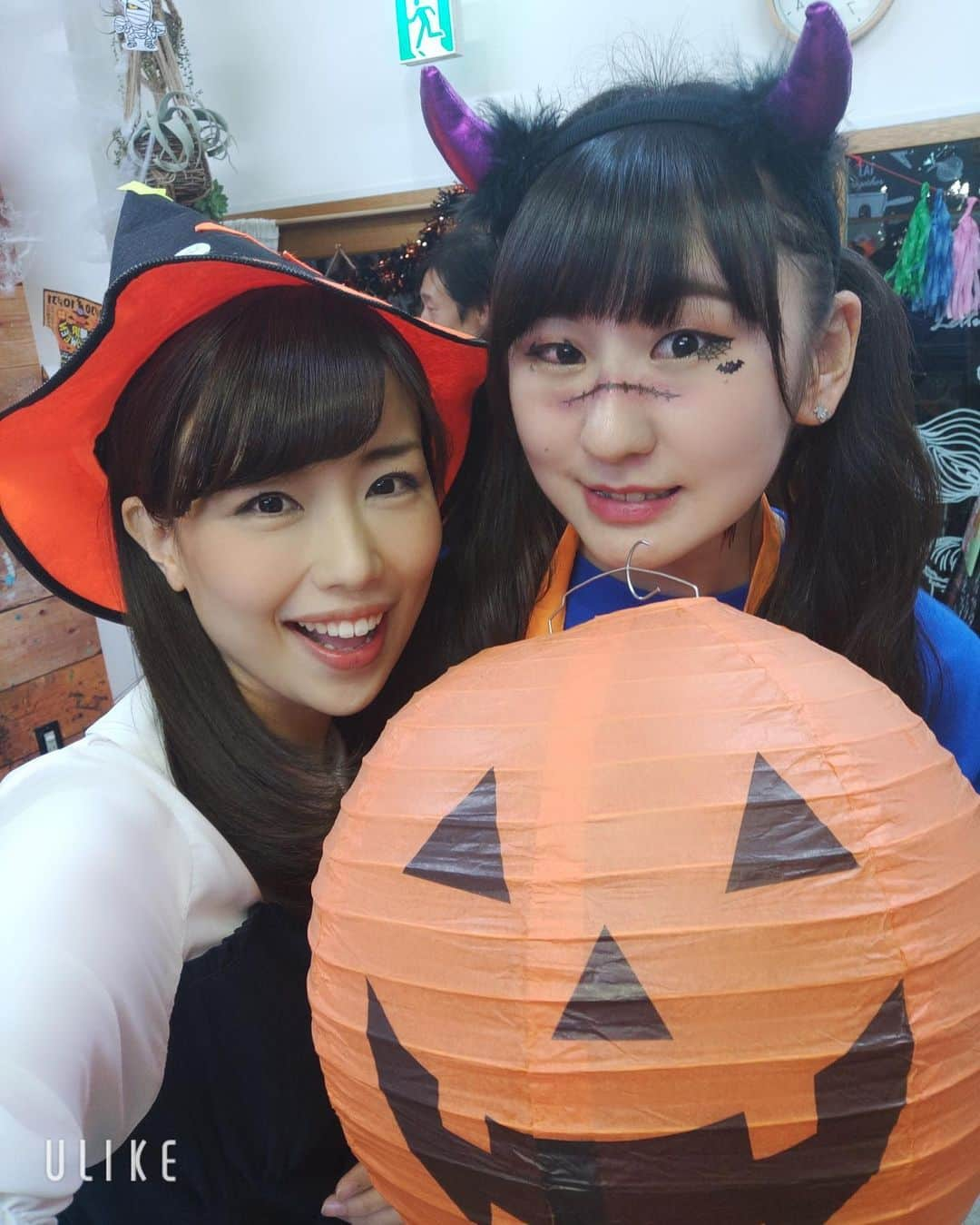 道岡桃子さんのインスタグラム写真 - (道岡桃子Instagram)「子ども食堂（おひさまキッチン）のハロウィンパーティーに参加しました！ . ２日間で１８０人の子どもたち＆ママが参加したそうで、すごい盛り上がり。みんな自分からお皿洗いしたり、掃除したり、マナー良くて、かわいい子ばかりでした♪ . JS軍団にお姉さんインスタで見たことある、と言われてびっくり。今どき小学生はインスタやってるのねっ笑 . 子どもたちにお腹いっぱいになって欲しい〜！と、ラジオにも出てくれたシェフのなおちゃん、女子大生のあいちゃん＆あかりちゃんが月曜〜金曜まで、おいしいご飯を作ってくれます。平日毎日運営するのは、本当に大変だと思う！ . この日もJ:COMさんの取材が入ってて、もっともっと広まったらいいな〜と思いました。最寄りは西東京市の西武柳沢駅です。 . #おひさまキッチン #ハピモグ #子ども #子ども食堂 #こども食堂 #西東京市 #西武柳沢 #田無 #ハロウィン #ハロウィンメイク #ケーキファクトリースマイル #kids #kidsfashion #instagood #instafood #family」11月3日 18時07分 - momoko_ana