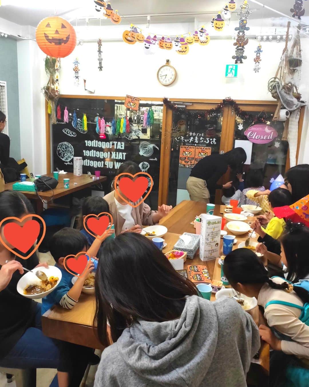 道岡桃子さんのインスタグラム写真 - (道岡桃子Instagram)「子ども食堂（おひさまキッチン）のハロウィンパーティーに参加しました！ . ２日間で１８０人の子どもたち＆ママが参加したそうで、すごい盛り上がり。みんな自分からお皿洗いしたり、掃除したり、マナー良くて、かわいい子ばかりでした♪ . JS軍団にお姉さんインスタで見たことある、と言われてびっくり。今どき小学生はインスタやってるのねっ笑 . 子どもたちにお腹いっぱいになって欲しい〜！と、ラジオにも出てくれたシェフのなおちゃん、女子大生のあいちゃん＆あかりちゃんが月曜〜金曜まで、おいしいご飯を作ってくれます。平日毎日運営するのは、本当に大変だと思う！ . この日もJ:COMさんの取材が入ってて、もっともっと広まったらいいな〜と思いました。最寄りは西東京市の西武柳沢駅です。 . #おひさまキッチン #ハピモグ #子ども #子ども食堂 #こども食堂 #西東京市 #西武柳沢 #田無 #ハロウィン #ハロウィンメイク #ケーキファクトリースマイル #kids #kidsfashion #instagood #instafood #family」11月3日 18時07分 - momoko_ana