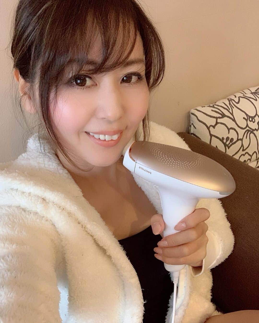 ikuさんのインスタグラム写真 - (ikuInstagram)「こんばんは♡ おつかれさま♡ ・ 何してると思う？😊 #家庭用光美容器 ！  自宅で簡単に、最速ではわずか２回のケアで効果が実感できる光美容器 #ルメアアドバンス ！ 素肌に沿って#ルメア を滑らせていくだけで、除毛後の肌をやさしい光でケア✨ #フィリップス と最先端の皮膚科医との共同開発。家庭でも効率的に、除毛後のお手入れが肌にやさしく行えるように～！ モニター体験に参加してます✨ あと嬉しいのが顔用アタッチメントも付いてるー✊これでお化粧ノリが良くなるはず🥰 ・ 自分の空いてる時間に出来るのがいいよね💕 「ルメアアドバンス」で検索してみてね！ ・ HP:https://www.philips.co.jp/c-p/SC1997_70/lumea-ipl-hair-removal-device ・ #光美容器#ルメア#ルメアアドバンス#フィリップス#philips#自宅エステ#美容#美肌#エステ#脱毛#自宅で簡単#素肌#綺麗#美意識#pr」11月3日 18時01分 - cheriee515