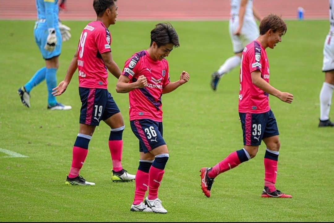 斧澤隼輝さんのインスタグラム写真 - (斧澤隼輝Instagram)「久々のゴール⚽️ また次も頑張ろう💪 #ナイスボールを #ありがとう #感謝 #成長 #cerezo #osaka #36」11月3日 18時02分 - toshikionozawa