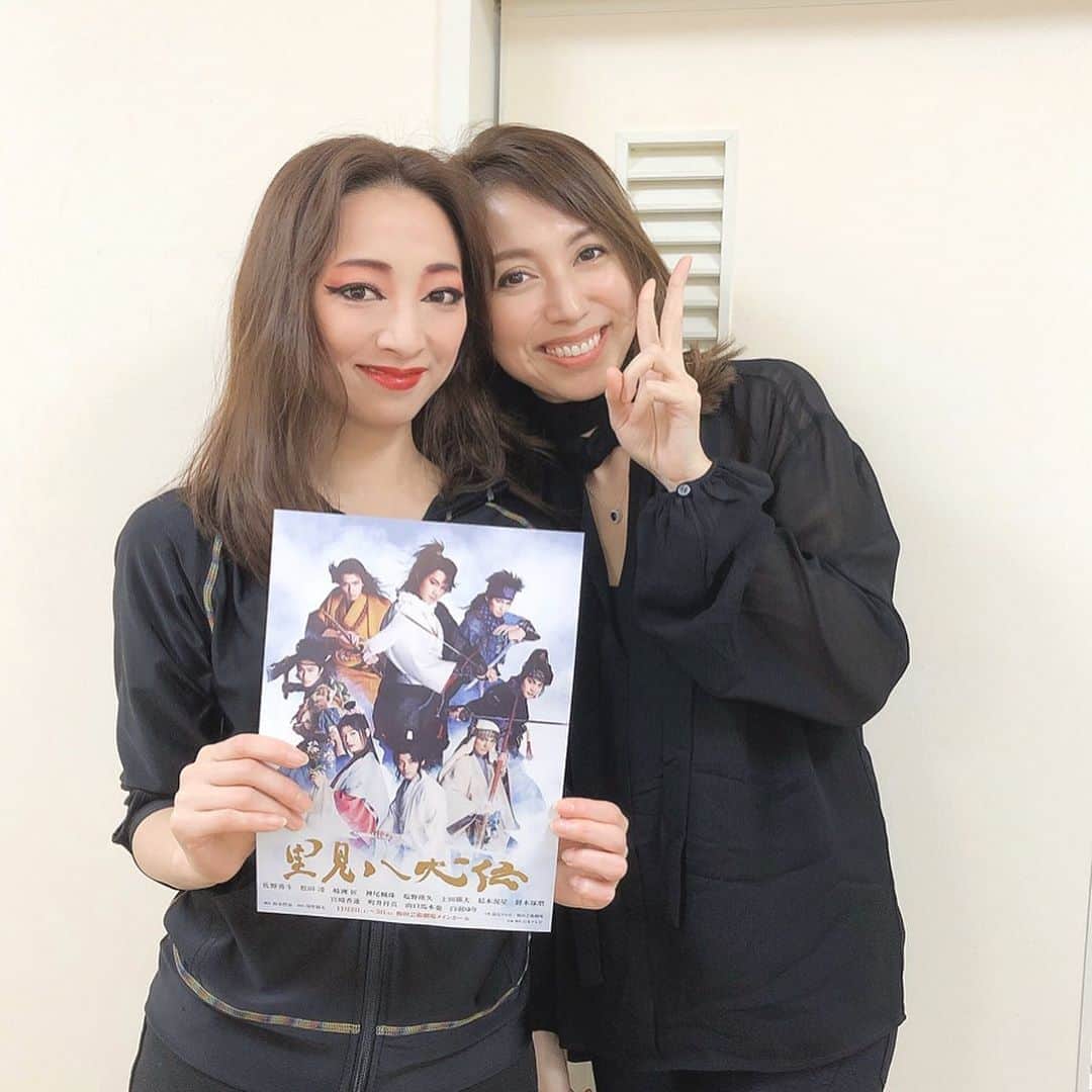 白羽ゆりのインスタグラム：「里見八犬伝大阪公演が終わりました！！ あっという間の2日間。 やっぱり関西は良いですね✨  大好きな同期が観に来てくれました。麻吹由衣加です！会うとホッとする存在で私の癒し。  梅田芸術劇場は、宝塚お披露目公演ベルばら初日でした。思い出深い劇場で懐かしくもあり、またこの劇場に戻って来る事が出来て嬉しかったです！  観に来て下さいましたお客さま、ありがとうございました💕  次は福岡公演です！ お待ちしてます。」