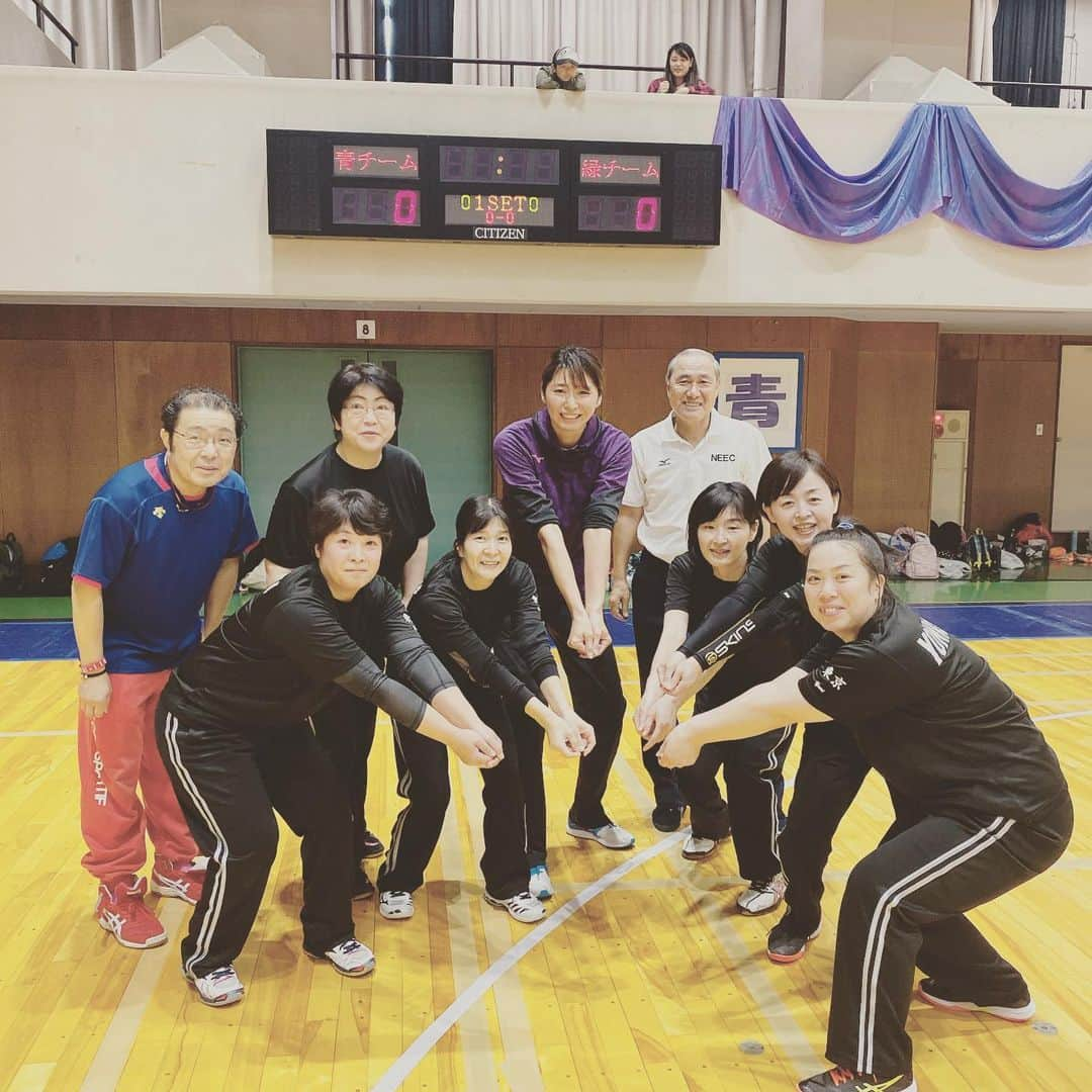 大友愛さんのインスタグラム写真 - (大友愛Instagram)「今日は 江戸川区スポーツセンターのお祭りに参加させていただきました😆 初心者のお子さんや大人の方々も積極的に取り組んでくれて1時間半という短い時間でサーブが入るようになったり スパイクが打てるようになったり 本当に吸収が早くって教え甲斐がありました👏💖 #おみごと👏  @23footballclub  @shukameshima  #東京23FC⚽️の皆さんがとっても盛り上げてくださりました🙏✨ バレーのゲームでは 足やヘディングを使いながらやってくれて見ててビックリッ‼️ さすがでした👏👏👏 でも、写真の構えのポーズはへっぴり腰🤣🤣🤣 ママさんバレーの皆さんもフル活躍🏐 協力ありがとうございました♥️ あれ？ 写真4.5枚目wwww 5枚目なんてなんか話してるところ🤣 写真の減らし方の編集わからないのでそのまま載せます🙏」11月3日 18時03分 - ai_dayooon