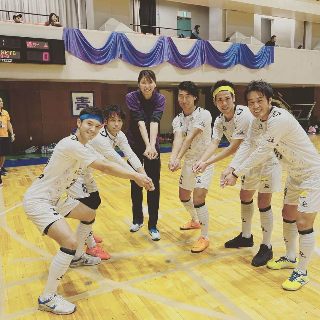 大友愛さんのインスタグラム写真 - (大友愛Instagram)「今日は 江戸川区スポーツセンターのお祭りに参加させていただきました😆 初心者のお子さんや大人の方々も積極的に取り組んでくれて1時間半という短い時間でサーブが入るようになったり スパイクが打てるようになったり 本当に吸収が早くって教え甲斐がありました👏💖 #おみごと👏  @23footballclub  @shukameshima  #東京23FC⚽️の皆さんがとっても盛り上げてくださりました🙏✨ バレーのゲームでは 足やヘディングを使いながらやってくれて見ててビックリッ‼️ さすがでした👏👏👏 でも、写真の構えのポーズはへっぴり腰🤣🤣🤣 ママさんバレーの皆さんもフル活躍🏐 協力ありがとうございました♥️ あれ？ 写真4.5枚目wwww 5枚目なんてなんか話してるところ🤣 写真の減らし方の編集わからないのでそのまま載せます🙏」11月3日 18時03分 - ai_dayooon