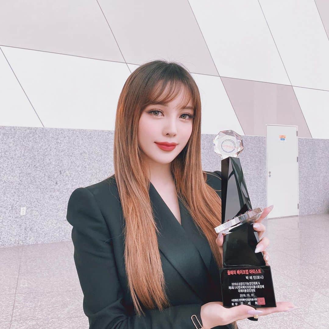 ポニーのインスタグラム：「이 상을 받고 나니 2011년도가 새록새록 떠오르네요. 여러분들 덕분에 받을 수 있었던 상이라 더욱 의미가 큽니다! 감사합니다!🍀🙏🏻」