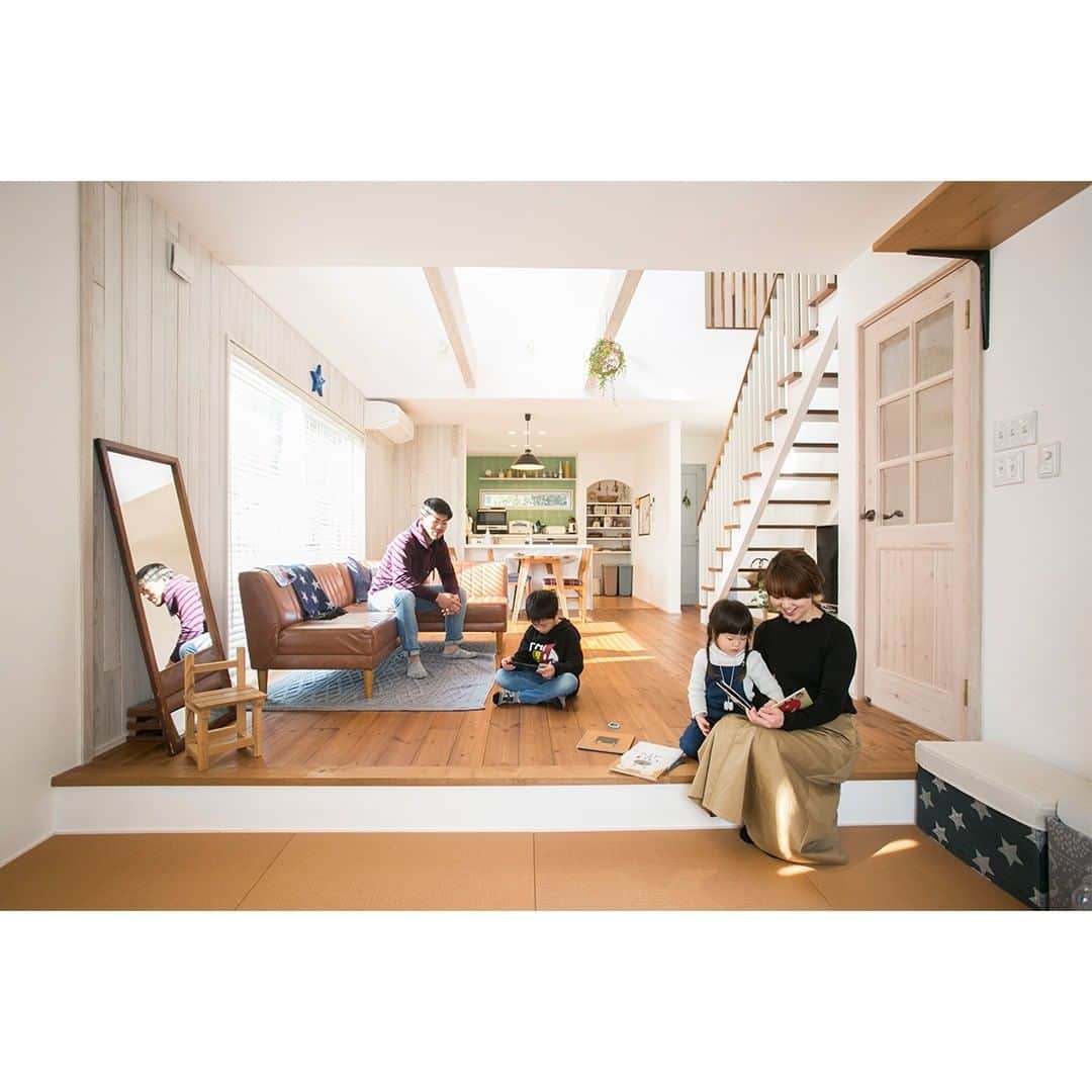 homelife 夢を叶える暮らし方のインスタグラム：「【小下がり和室】 . . リビングと段差をつけた和室は 腰かけてお子さんとの絵本タイム📚 . . こちらのお家はアーキホームライフのお施主様邸の施工写真です。 その他の施工写真は、 @homelife_gallery のURLからご覧いただけます。 . 家づくりの資料請求はコチラから @homelife_shiryou . . #小下がり和室 #和室 #リビング #家族団らん #子育ての家 #こだわり #京都で家を建てる #大阪で家を建てる #兵庫で家を建てる #マイホーム計画 #ローコスト住宅 #マイホーム #夢のマイホーム #間取り #シンプルな暮らし #暮らしを楽しむ #注文住宅 #自由設計 #デザイン住宅 #myhome #family #house #home #homelife_京都 #homelife_大阪 #homelife_兵庫 #ホームライフ #ホームライフ100 #アーキホームライフ」