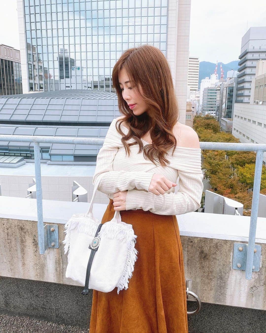 のインスタグラム：「秋コーデ🍁  秋の肩出しコーデ💕 ちょいセクシー♪  ちょっと外出る時やサブバックに使える フリンジトートは、ターコイズのコンチョが可愛い☺️ ・ ・ トップス @anyeeofficial  スカート @fifth_store  バッグ @gina.california.style ・ ・ ・ ・ ・ ・ ・ ・ ・ ・ ・ ・ #秋冬コーデ#秋コーデ#肩出し#肩出しニット#スエードスカート#コーディネート#今日のコーデ#綺麗になりたい#大人可愛い#カジュアルコーデ#カジュアル#ファッション#お洋服#お洒落#お洒落さんと繋がりたい#お洒落な人と繋がりたい#anyee#fifth#ginacaliforniastyle#お散歩コーデ#CLASSY#フォロワー募集中#フォローミー#撮影モデル#レースクイーン#インフルエンサー#モデル#サロモ」