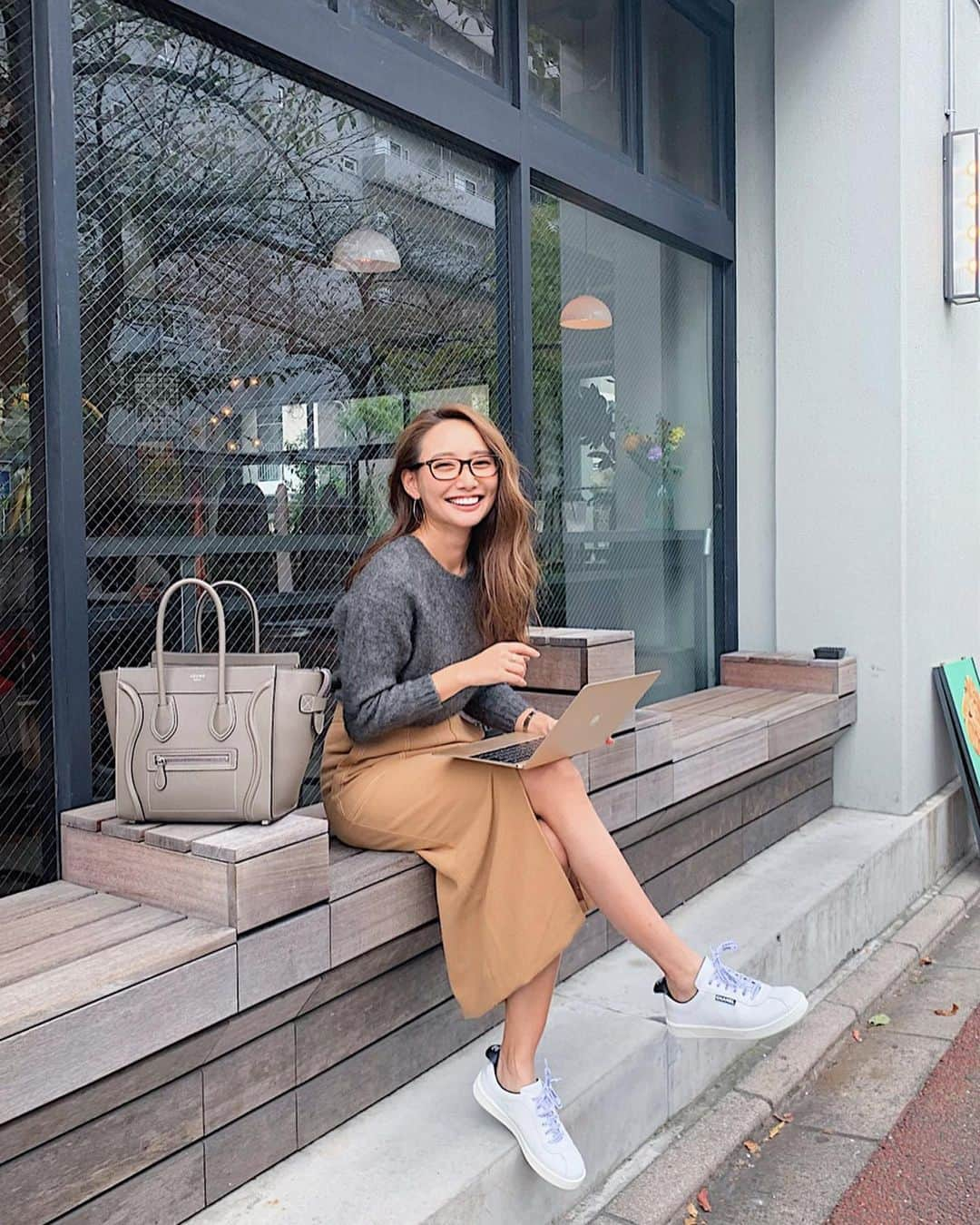 李 雨瀟さんのインスタグラム写真 - (李 雨瀟Instagram)「週末コーデ👟 撮影の後はカフェにこもって1日💻作業を。夜は何食べよっかなぁ😝 . #tops #ronherman  #ロンハーマン #skirt #rhvintage #ロンハーマンビンテージ　 #shoes #chanel #シャネル　 #bag #celine #セリーヌ . . そして11/9-10の週末にフリマをやります♡ 前回と同じ原宿で開催するよ〜💕 皆さん遊びに来てくださいね❤️ . OPEN  12:00﻿〜CLOSE  17:00﻿﻿ . . 【会場場所】﻿ 東京都渋谷区神宮前4-32-4 2F﻿ JACK ROSEの二階﻿ . . 会場を貸して頂いた @re_shop_official の美容液。 最近気になっているヒト幹細胞培養液で使ってみようと思います😊⭐️ . .  #yuxiao_outfits #outfits #ootd #fashion  #160cm #160cmコーデ #outfitoftheday  #reプラセンタ美容液 #エイジングケア　 #アールイー #プラセンタ #ヒト幹細胞培養液」11月3日 18時24分 - yuisho_ri