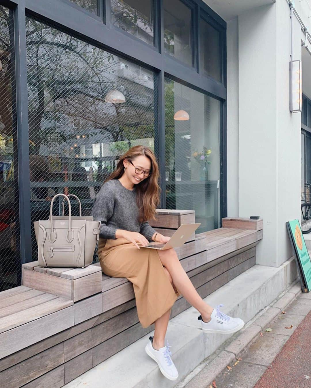 李 雨瀟さんのインスタグラム写真 - (李 雨瀟Instagram)「週末コーデ👟 撮影の後はカフェにこもって1日💻作業を。夜は何食べよっかなぁ😝 . #tops #ronherman  #ロンハーマン #skirt #rhvintage #ロンハーマンビンテージ　 #shoes #chanel #シャネル　 #bag #celine #セリーヌ . . そして11/9-10の週末にフリマをやります♡ 前回と同じ原宿で開催するよ〜💕 皆さん遊びに来てくださいね❤️ . OPEN  12:00﻿〜CLOSE  17:00﻿﻿ . . 【会場場所】﻿ 東京都渋谷区神宮前4-32-4 2F﻿ JACK ROSEの二階﻿ . . 会場を貸して頂いた @re_shop_official の美容液。 最近気になっているヒト幹細胞培養液で使ってみようと思います😊⭐️ . .  #yuxiao_outfits #outfits #ootd #fashion  #160cm #160cmコーデ #outfitoftheday  #reプラセンタ美容液 #エイジングケア　 #アールイー #プラセンタ #ヒト幹細胞培養液」11月3日 18時24分 - yuisho_ri