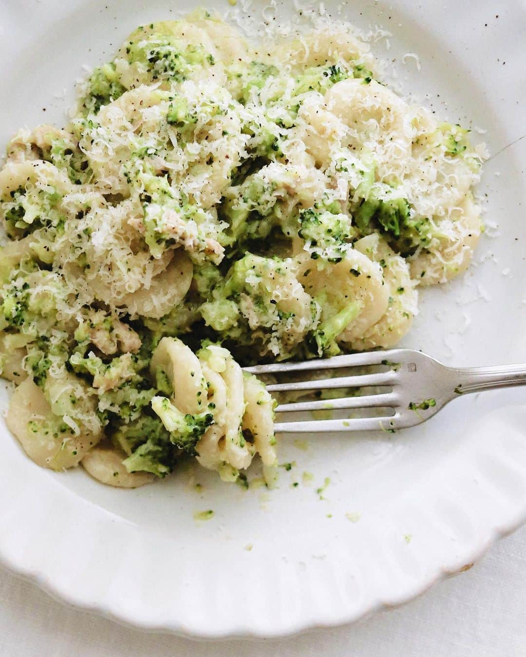 樋口正樹さんのインスタグラム写真 - (樋口正樹Instagram)「Orecchiette 🥦 . 今夜は自家製のパスタで、 餃子の皮の生地の残りを オレキエッテにしてみた。 ブロッコリーをよく茹で、 ソーセージと一緒に崩し 少し煮てソースにしたら、 茹でたパスタを合わせて 仕上げにバターとチーズ。 . . #オレキエッテ #パスタ部 #orecchiette #pasta #homecooking #bonappetitmag #thecookfeed #realsimple #italyfood #italianfood #pastalover #lovepasta #pastaitaliana #myfavoritepasta」11月3日 18時20分 - higuccini