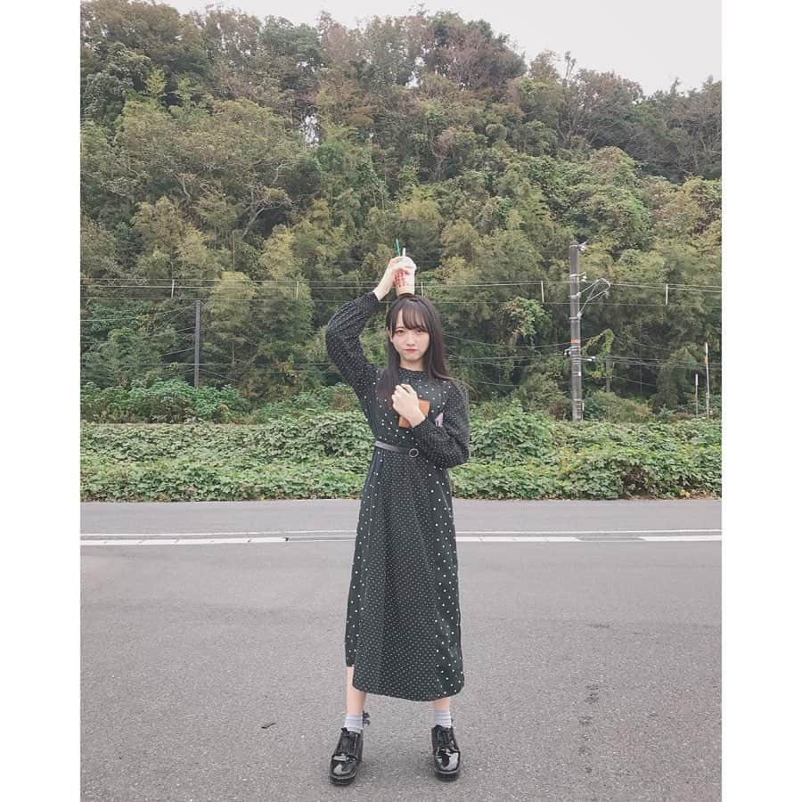 石田千穂さんのインスタグラム写真 - (石田千穂Instagram)「． 森と海の間にお店があったの！ おいぴーなっつ☺️ 最後の手はスタイリストさん〜 ． #Starbucks #キャラメルフラペチーノ #美味しい #寒い #ヒートテック見えてる ☺️🍂 #ootd #ワンピース#majesticlegon #STU48 #idol #石田千穂」11月3日 18時24分 - chiho_ishida