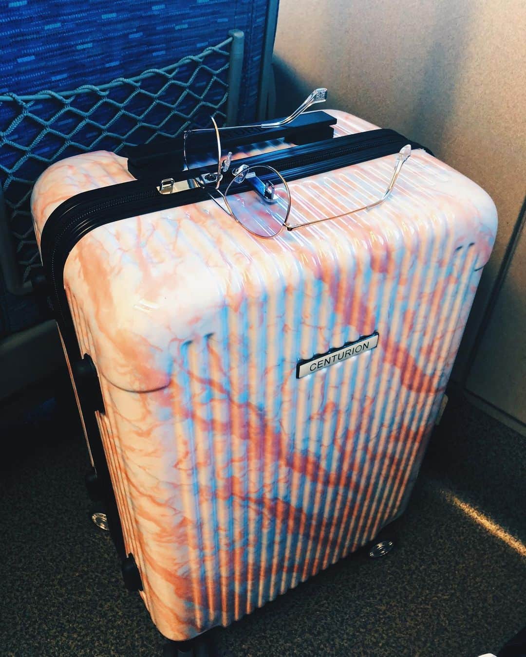 伊東大輝さんのインスタグラム写真 - (伊東大輝Instagram)「小さいサイズのスーツケース初めて使ったけど、国内とか、ちょっと荷物ある時とかいいね！ 軽いしすごく使いやすい！🎉 #スーツケース #センチュリオン @centurionjapanofficial」11月3日 18時24分 - daikiitoh