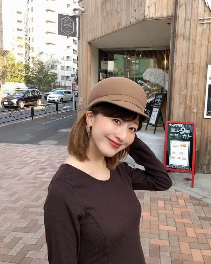 のインスタグラム：「・ 先日のチョコレートコーデ🍫❤️ リップもボビーのオートココアで まるごとショコラさん🍫🍫🍫 ・ パパにオススメされて聴いている Official髭男dismのPretenderを 永遠と聴いている日曜日☺️ パパ若いわ〜 若者の心を掴む曲が好きなうちのパパ👨🏾笑 #coordinate one-piece#mite @mite__official  shoes#louisvuitton @louisvuitton  bag#carvingtribes @carvingtribes  hat#drwcys @drwcys_official  pierce#hariconte @hariconte  #sサイズコーデ  #153cmコーデ #おちびコーデ #おちびの輪 #妊婦コーデ #マタニティコーデ #妊娠8ヶ月 #マタニティママリ #秋コーデ #official髭男dism #pretender」