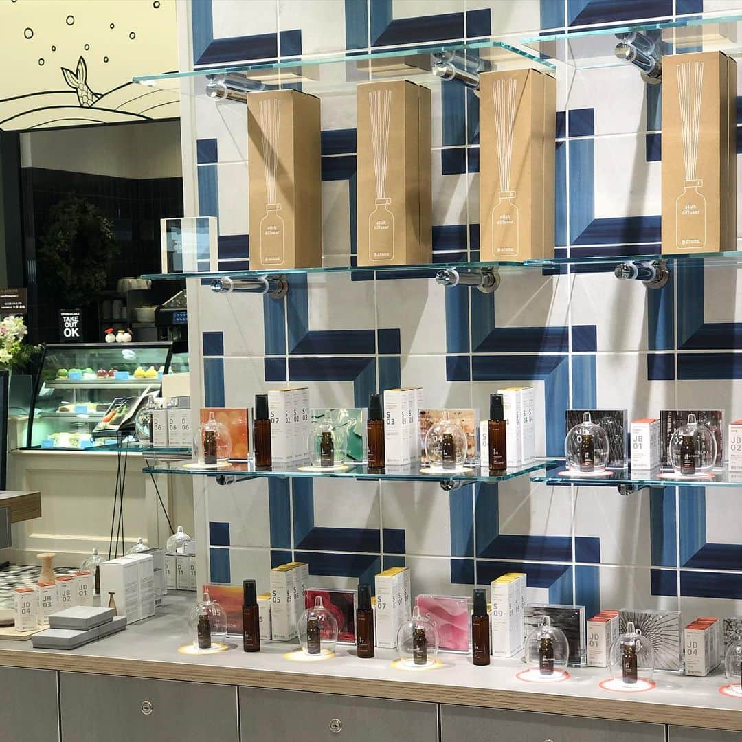 @aroma アットアロマさんのインスタグラム写真 - (@aroma アットアロマInstagram)「NEW OPENの渋谷スクランブルスクエア6Fで、期間限定POP UP SHOPオープン｜11/1〜11/7 . 先行販売の眠りアロマシリーズのボディミルクや、渋谷をイメージした渋谷の香りをはじめ、人気のディフューザーやオイルをご紹介。 . ライフスタイルに併せてお好みのオリジナルアロマが作れるブレンドイベントも好評開催中です。 . . #ataroma #aromatherapy #shibuya #shibuyascramblesquare #popupshop #アットアロマ #渋谷スクランブルスクエア #オリジナルアロマ #期間限定 #渋谷の香り #ボディミルク先行販売 #11月7日まで」11月3日 18時28分 - ataroma_official