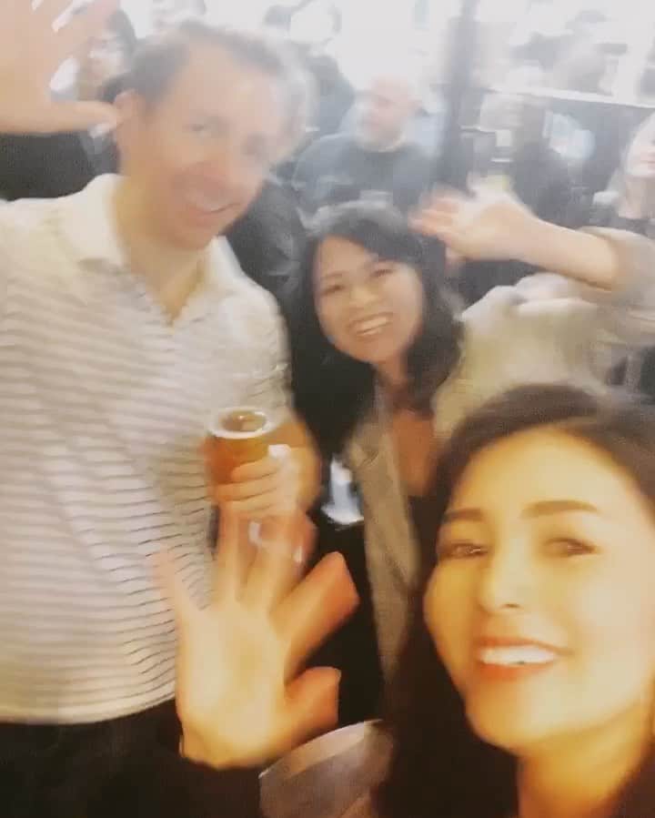 のインスタグラム：「昨日はEricとゆきちゃんと ラグビーワールドカップの決勝戦の観戦したょ🏉✨ 日本に勝った南アフリカを応援してたから、優勝して嬉しかった🏆  どちらも本当に強かったけど、 後半の南アフリカの２トライは 大興奮でした🏉✨ 日本人よりも外国人が多くて、 海外にいるような盛り上がりで 楽しかった🎶  2度と日本国での試合は観れないかも知れないから、決勝戦をダブリナーズカフェで友達と観戦できて良かった✨  天皇陛下も安倍首相もヘンリー王子もいらして、貴重な閉幕式が観れて本当良かったです😊✨ 素敵な場所を取ってれ、企画してくれたEric thank you!  #rugbyworldcup #rugbyworldcup2019 #ラグビーワールドカップ2019 #ラグビーワールドカップ決勝戦　#南アフリカ対イングランド #ダブリナーズカフェ」
