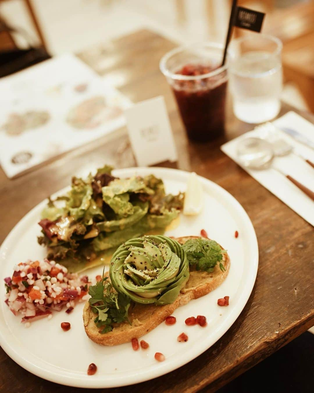 喜田彩子さんのインスタグラム写真 - (喜田彩子Instagram)「﻿ ﻿ ﻿ 📍東京 原宿 表参道﻿ 🍽BOTANIST cafe﻿ ﻿ パーソナルに通い始めて、食べるものもこだわるようになり、外食のお店選びも大切に♡﻿ ﻿ スーパーフードとして注目され、ビタミンCやポリフェノールなど豊富な栄養素でアンチエイジングも期待される“カリフォルニアざくろ”など、美容に良いと言われる食材をふんだんに使用した期間限定の美肌メニュー！✨﻿ ﻿ ﻿ ・アボカドフラワーのオープンサンド﻿ ・ボタニカルモクテル　ローズ×レッドグレープ　ICE﻿ ﻿ ﻿ “カリフォルニアざくろ”は他の産地のざくろよりも甘く、ルビーのように赤く、生で種ごと食べることができるんだそう♥️﻿ ﻿ 内側からも美容や身体良いものを食べて、綺麗になる！を意識🤤💕﻿ ﻿ ﻿ ﻿ ﻿ 📍BOTANIST cafe﻿ @zakurocouncil﻿ http://www.pomegranates.jp/top.html﻿ ﻿ #ざくろ #ザクロ #カリフォルニアざくろ﻿ #ワンダフルざくろ #東京#tokyo#도쿄 #japan #ティータイム  #sweets#PR #teatime #tokyocafe #スウィーツ #東京カフェ #cafe #カフェ部 #カフェ巡り #カフェ好きな人と繋がりたい #カフェスタグラム #カフェ記録」11月3日 18時38分 - ayacokida