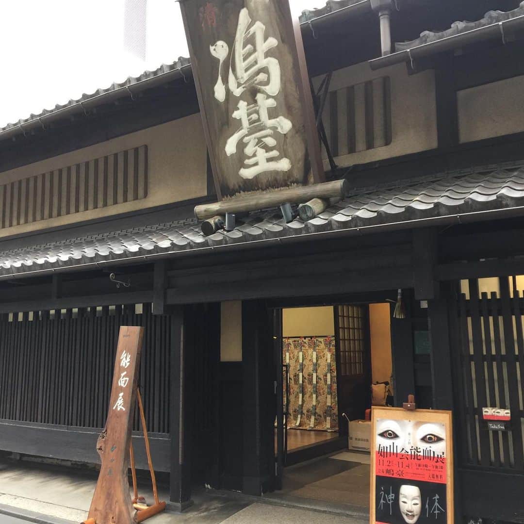 笑福亭恭瓶のインスタグラム：「京都で開催の能面展へ。 高田海山先生は大学の先輩。 能面は不思議な力を持っています…。 勉強になりました。 #笑福亭恭瓶  #落語  #能楽」