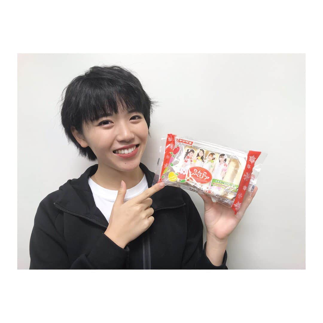 彩香さんのインスタグラム写真 - (彩香Instagram)「ヤマザキパン×工藤パン×RINGOMUSUMEのコラボ商品 「#りんごシベリア」が全国販売されています🍎🍏 ＊ ＊ ＊ りんご餡とその中に入っているりんごの果肉がシャキシャキで美味しかったです👍🏻✨ #ヤマザキパン #工藤パン #RINGOMUSUME #コラボ商品 #シベリア #カステラ #りんご果汁」11月3日 18時39分 - saika_ringomusume