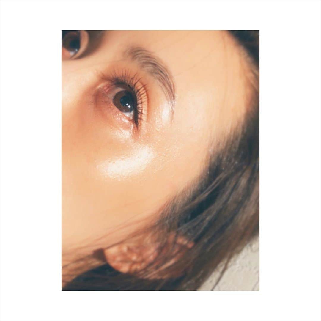 古谷有美さんのインスタグラム写真 - (古谷有美Instagram)「✨ まぶたと頬に THREEシマリンググローデュオ01 眉はRMKの透明マスカラのみ きらきら。えへへ。 ・ ・ #thankyou #ごんぶと眉毛」11月3日 18時41分 - yuumifuruya