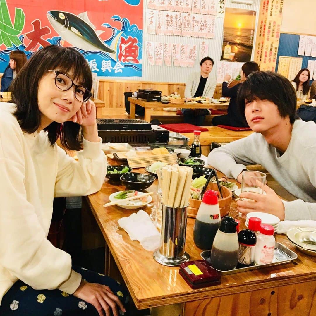 【公式】G線上のあなたと私のインスタグラム：「_﻿ 「 #G線上のあなたと私 」公式instagram、﻿ 記念すべき💯投稿目です❤️﻿ ﻿ 第4話まであと2️⃣日‼️﻿ 第3話の #G線上のお気に入りシーン ﻿ でも紹介させていただいたこちらのシーンの﻿ オフショットを☺️☺️﻿ ﻿ #twitterでは別バージョン  #也映子さんと理人くんと乾杯したい﻿ #酔っ払い理人くん﻿ #G線上のあなたと私﻿ #波瑠　#中川大志﻿ #11月5日第4話放送﻿ #tbs」