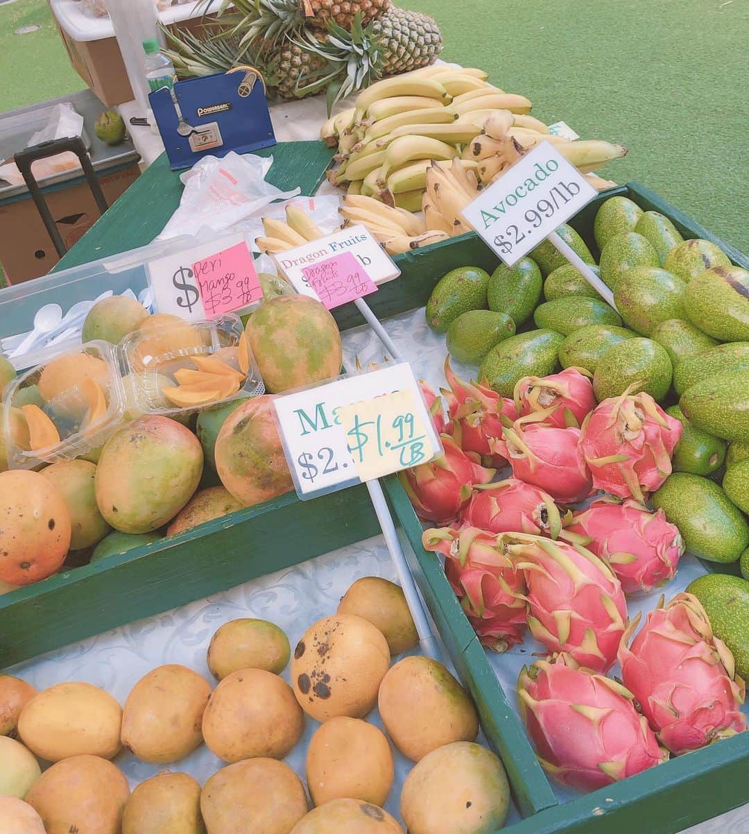Lilly and Emmaさんのインスタグラム写真 - (Lilly and EmmaInstagram)「. . 🍍Farmers Market in Waikiki🥑 . #lillyandemma #hawaii #feelaloha #vsco #vso #vscocam #luckywelivehi #luckyliveinhawaii #instagood #photooftheday #love #happy #aloha #farmersmarket #ハワイ #ファーマーズマーケット #ハワイ好き #ハワイ好きな人と繋がりたい」11月3日 18時56分 - lilly_emma_hawaii