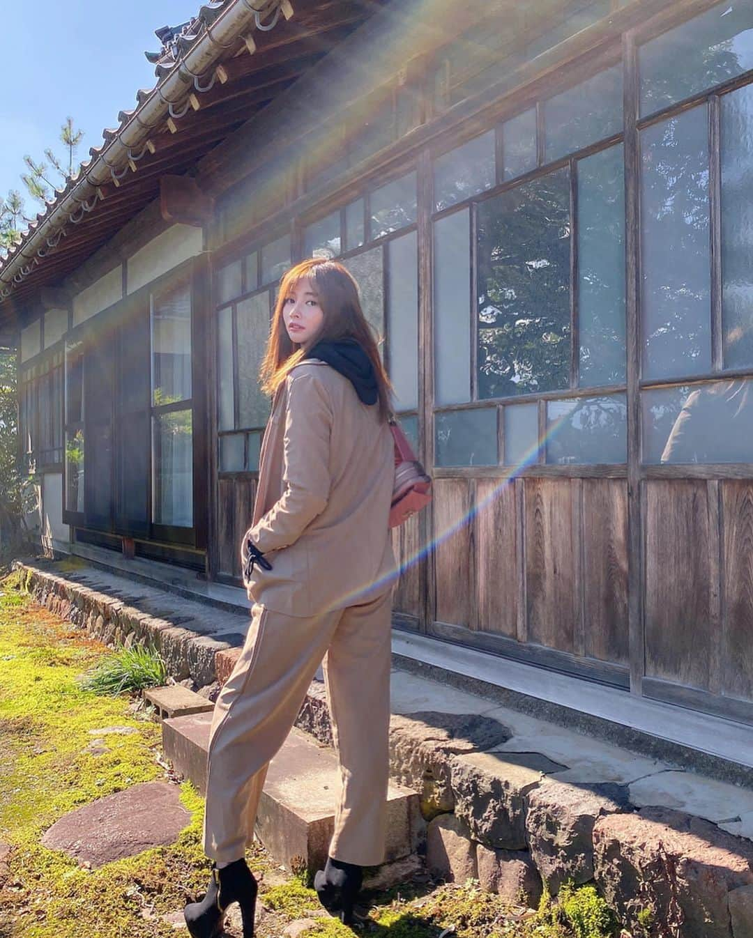 得あゆさんのインスタグラム写真 - (得あゆInstagram)「ここは富山のおばあちゃんのお家👵🍁 11月また富山帰るよおぉぉぉぉ🥰 ・ 弟がたくさん撮ってくれたから たくさん載せる。👦🏻👦🏻❤️ ・ ・ ・ ・ ・ ・ ・ ・ #コーディネート#秋#秋服#秋コーデ#バッグ#パーカー#お洒落#大人可愛い#大人カジュアル#オトナ女子#秋メイク#インスタ映え#写真#カメラ女子#セットアップ#スーツ#ベージュコーデ#散歩#ナチュラル#スタイル#旅行#女子旅#おばあちゃん#parker#autumnfashion#setup#suits#beige#japanesegirl#boots」11月3日 19時04分 - tokuayu819