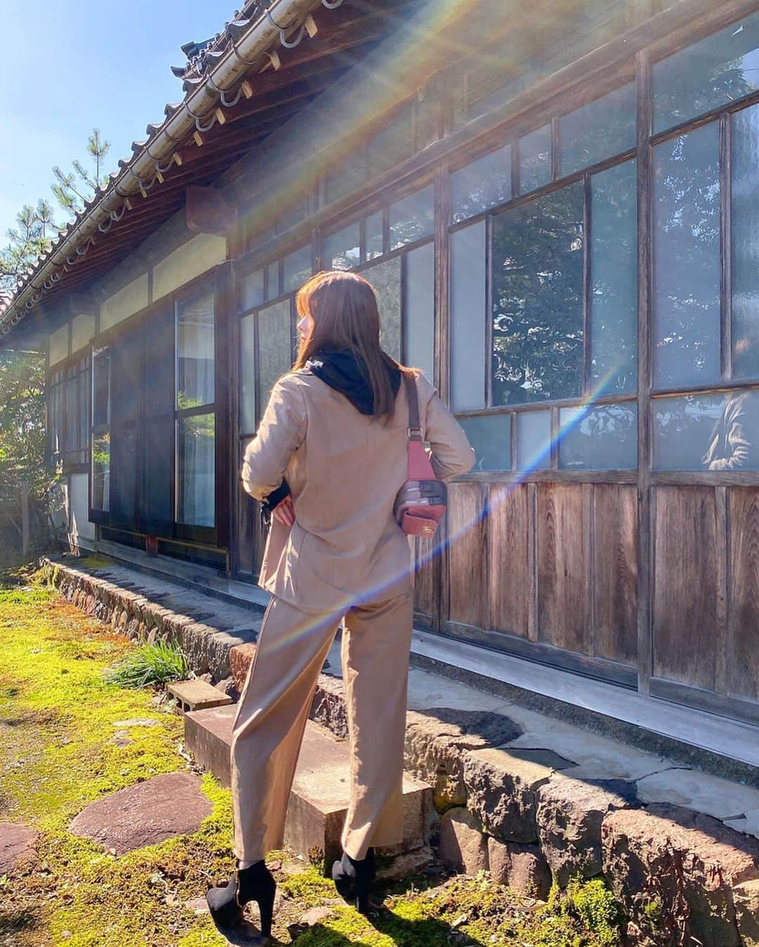 得あゆさんのインスタグラム写真 - (得あゆInstagram)「ここは富山のおばあちゃんのお家👵🍁 11月また富山帰るよおぉぉぉぉ🥰 ・ 弟がたくさん撮ってくれたから たくさん載せる。👦🏻👦🏻❤️ ・ ・ ・ ・ ・ ・ ・ ・ #コーディネート#秋#秋服#秋コーデ#バッグ#パーカー#お洒落#大人可愛い#大人カジュアル#オトナ女子#秋メイク#インスタ映え#写真#カメラ女子#セットアップ#スーツ#ベージュコーデ#散歩#ナチュラル#スタイル#旅行#女子旅#おばあちゃん#parker#autumnfashion#setup#suits#beige#japanesegirl#boots」11月3日 19時04分 - tokuayu819