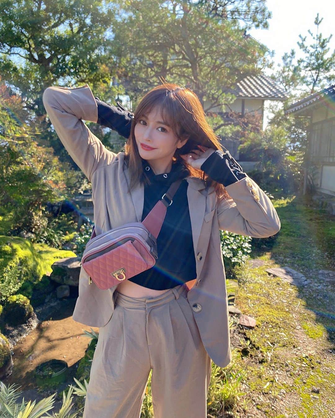 得あゆさんのインスタグラム写真 - (得あゆInstagram)「ここは富山のおばあちゃんのお家👵🍁 11月また富山帰るよおぉぉぉぉ🥰 ・ 弟がたくさん撮ってくれたから たくさん載せる。👦🏻👦🏻❤️ ・ ・ ・ ・ ・ ・ ・ ・ #コーディネート#秋#秋服#秋コーデ#バッグ#パーカー#お洒落#大人可愛い#大人カジュアル#オトナ女子#秋メイク#インスタ映え#写真#カメラ女子#セットアップ#スーツ#ベージュコーデ#散歩#ナチュラル#スタイル#旅行#女子旅#おばあちゃん#parker#autumnfashion#setup#suits#beige#japanesegirl#boots」11月3日 19時04分 - tokuayu819