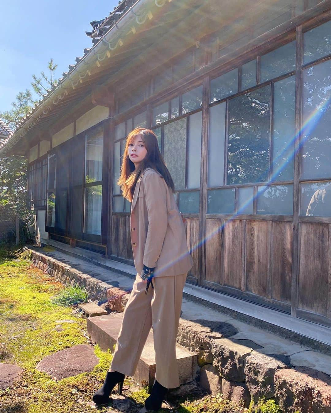 得あゆさんのインスタグラム写真 - (得あゆInstagram)「ここは富山のおばあちゃんのお家👵🍁 11月また富山帰るよおぉぉぉぉ🥰 ・ 弟がたくさん撮ってくれたから たくさん載せる。👦🏻👦🏻❤️ ・ ・ ・ ・ ・ ・ ・ ・ #コーディネート#秋#秋服#秋コーデ#バッグ#パーカー#お洒落#大人可愛い#大人カジュアル#オトナ女子#秋メイク#インスタ映え#写真#カメラ女子#セットアップ#スーツ#ベージュコーデ#散歩#ナチュラル#スタイル#旅行#女子旅#おばあちゃん#parker#autumnfashion#setup#suits#beige#japanesegirl#boots」11月3日 19時04分 - tokuayu819