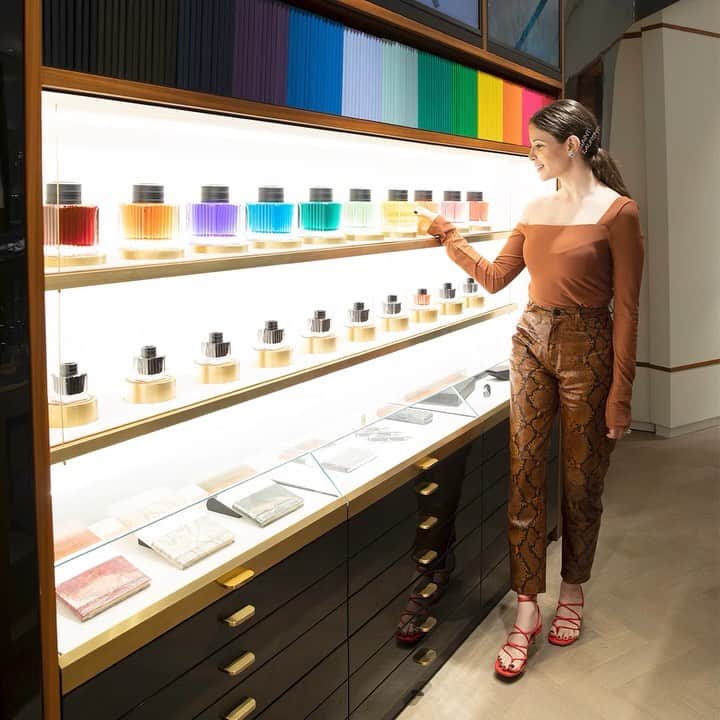 RJMStyleのインスタグラム：「There are birthdays galore in my family in this last quarter of the year ...🥳 (my father and my son in particular) and i have a few ideas .. To mark #PacificPlace30 th year birthday their gorgeous shops will be holding some interesting events .. the first of many to enjoy was the MontBlanc installation..The Montblanc fountain pen was a joy to hold  It was the right weight and shape and as I dipped the nib (that actually represents the snow covered #MtBlanc in France )a tiny but significant detail as are all the intricate details on these fabulous fountain pens ! Well getting back to dipping the pen into a rainbow of inks displayed I found myself creating an artistic type of calligraphy, an expression that is so intimately human and I was suddenly filled with the need to write  something prolific ... I’ll be writing a few beautiful birthday cards and I’m considering the @montblanc fountain pen as a birthday gift for my father .... 🎁 🖊 #PP30 #haPPybirthday @pacificplacehk」