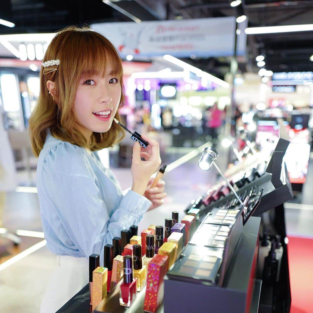 Miss Hunnyのインスタグラム：「見到ADDICTION PARTY TOUCH嘅眼影組合、唇彩💄指甲油， 用咗珍珠閃粉色調， 就好想認識佢哋嘅創作團隊🤔 佢哋話創作靈感嚟自 香檳、寶石💎朱古力 一聽就知道佢哋識玩🤣🤣🤣 好想Join佢哋開嘅Party🥺  @addictionbeautyhk #AddictionBeautyhk  #AddictedToYouniqueness  #AddictedToExplore  #PARTYTOUCH」