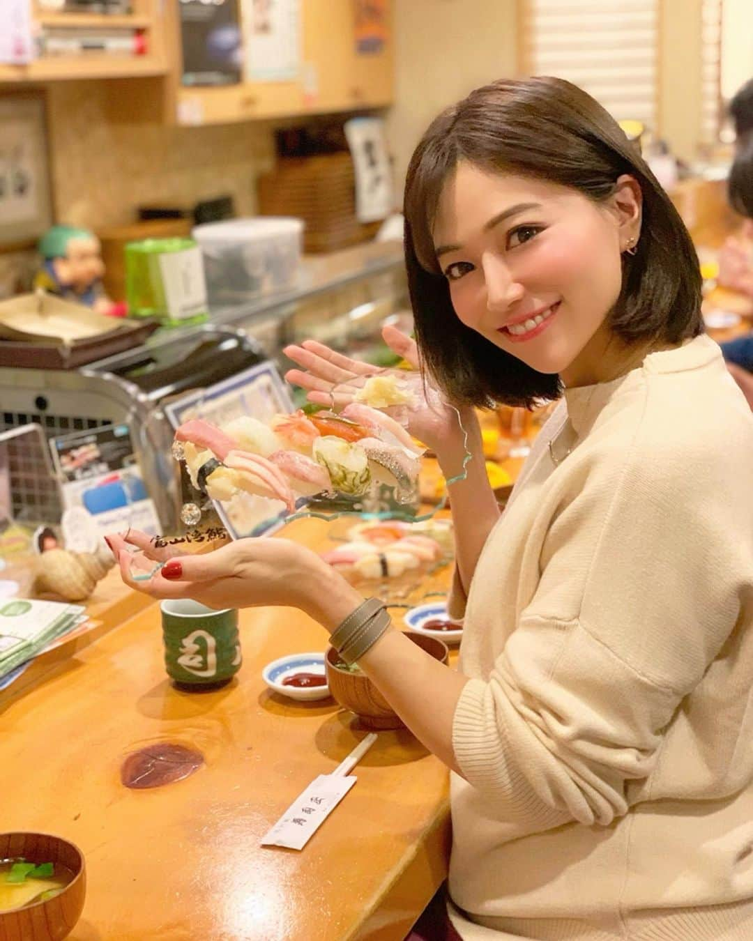 石井里奈さんのインスタグラム写真 - (石井里奈Instagram)「こんばんは☺️❣️ . 今夜は里奈ログ総集編@富山 . 富山に来たら食べるべきグルメといえば、富山湾で獲れる宝石とも言われる白エビ🦐❤️ . 今回白エビのかき揚げそばでいただきました☺️💕 . サクサクの中に甘い白エビ❣️美味しい贅沢な大きなかき揚げに笑みがこぼれました笑 . 夜は同じく富山湾で獲れたお魚で作られた富山湾鮨🍣まさに富山に来たからこそ食べれるご当地グルメ❣️ . とーっても美味しかったです😊💕 おいしいもの食べ回る旅行って本当楽しいよね🤗♪❤️ また食べに来たいなぁ〜！ . 今日もお疲れ様でした👏👏✨ . #りなまるグルメ #富山県 #富山 #富山観光 #富山旅行 #旅行 #旅 #国内旅行 #旅行好き #観光 #北陸 #北陸旅行 #タビジョ #visitjapan #japantrip #travelgram #sightseeing #富山グルメ #そば #かき揚げ #富山湾 #富山湾鮨 #sushi #寿司 #soba #かき揚げそば #白えび #グルメ #グルメ旅 #グルメ好き」11月3日 19時15分 - ri7tin1025