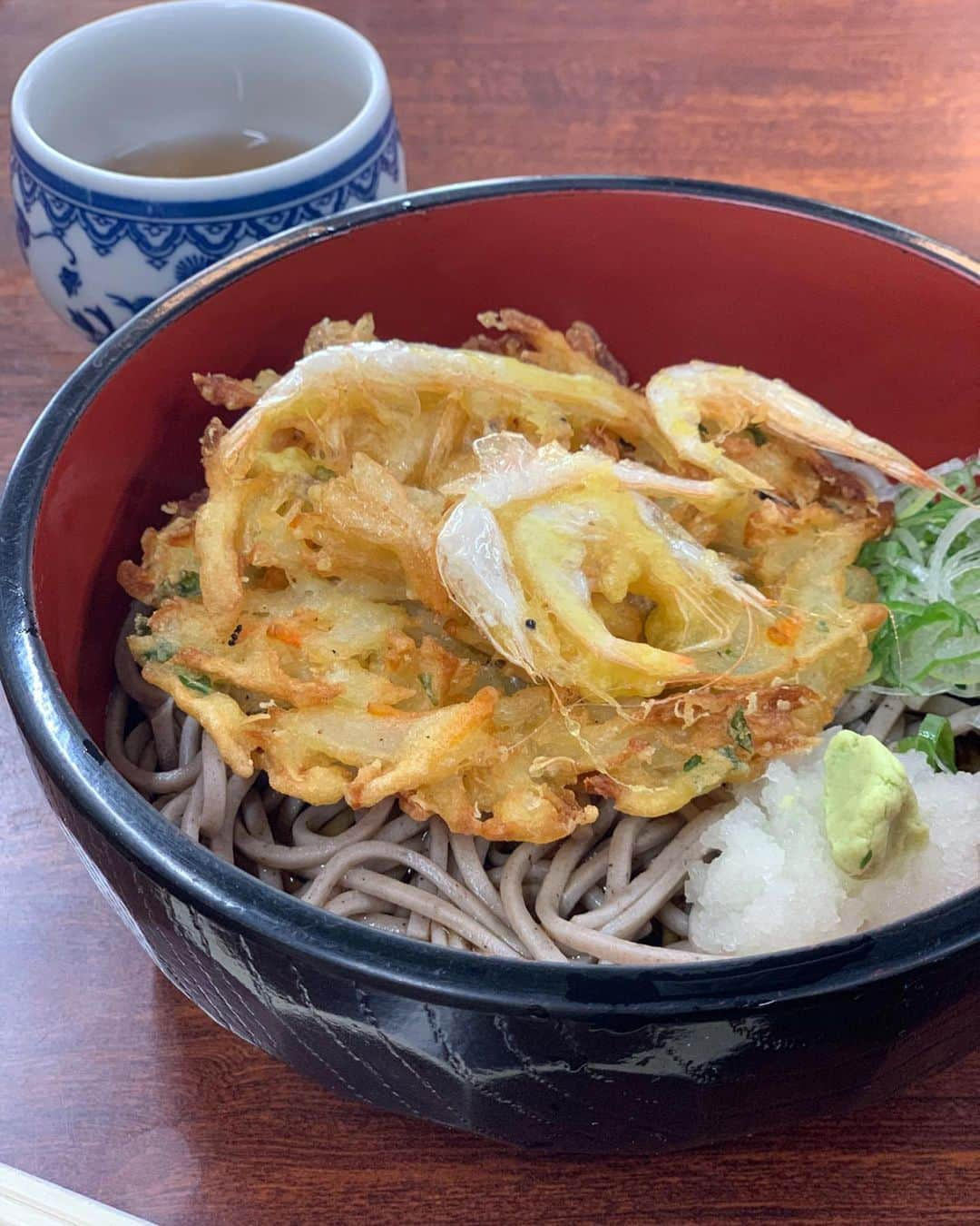 石井里奈さんのインスタグラム写真 - (石井里奈Instagram)「こんばんは☺️❣️ . 今夜は里奈ログ総集編@富山 . 富山に来たら食べるべきグルメといえば、富山湾で獲れる宝石とも言われる白エビ🦐❤️ . 今回白エビのかき揚げそばでいただきました☺️💕 . サクサクの中に甘い白エビ❣️美味しい贅沢な大きなかき揚げに笑みがこぼれました笑 . 夜は同じく富山湾で獲れたお魚で作られた富山湾鮨🍣まさに富山に来たからこそ食べれるご当地グルメ❣️ . とーっても美味しかったです😊💕 おいしいもの食べ回る旅行って本当楽しいよね🤗♪❤️ また食べに来たいなぁ〜！ . 今日もお疲れ様でした👏👏✨ . #りなまるグルメ #富山県 #富山 #富山観光 #富山旅行 #旅行 #旅 #国内旅行 #旅行好き #観光 #北陸 #北陸旅行 #タビジョ #visitjapan #japantrip #travelgram #sightseeing #富山グルメ #そば #かき揚げ #富山湾 #富山湾鮨 #sushi #寿司 #soba #かき揚げそば #白えび #グルメ #グルメ旅 #グルメ好き」11月3日 19時15分 - ri7tin1025