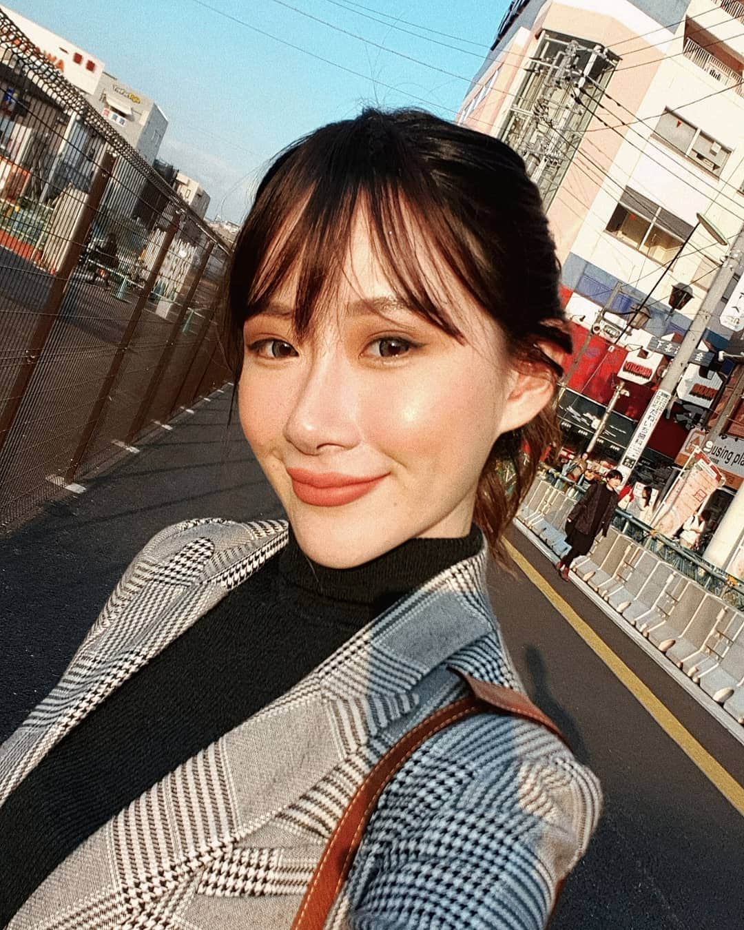のインスタグラム：「The Clip-in Bangs Theory: ideal for those with acne-prone forehead 🙆‍♀️ #ellejessintokyo #ellejessinjapan」