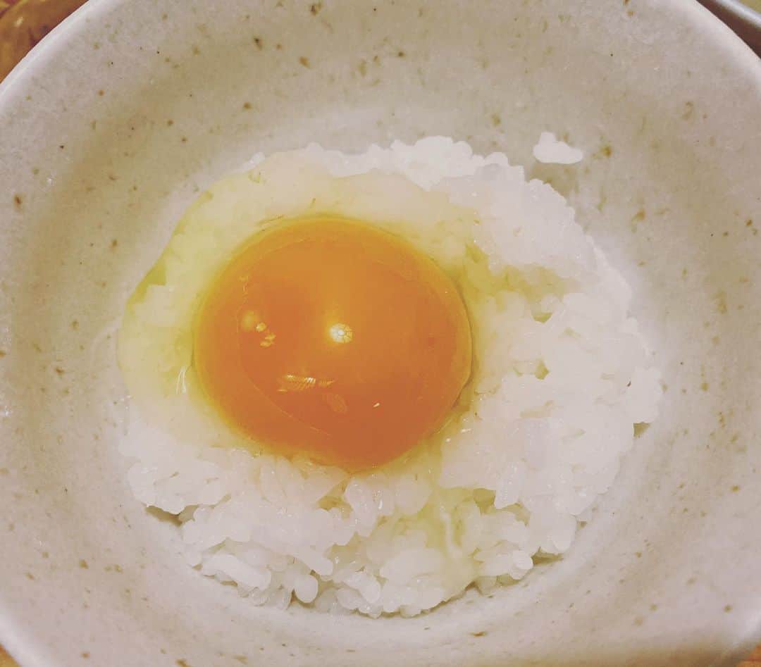 妃海風さんのインスタグラム写真 - (妃海風Instagram)「こんな美しい卵かけご飯をみたことがあっただろうかなあ。。🥚✨✨ . ふと入ったお店のメニューに、 "卵かけご飯" とあったから、久々に食べたいなーと思い注文したら、 予想を遥かにこえた卵かけご飯が出てきてびっくり。笑 . まず、卵の殻が、なんと、 ほのかに青い！！！ そして割ってみると、殻が頑丈すぎてなかなか割れない！！！ やっと割れて出てきたと思ったら、驚くほど弾力のある黄身を持った卵がぷるん！とでてきまして！！！ . 味は。。 感動するほどの卵かけご飯でした！😭✨ . どうやらその卵、かなり貴重な卵らしく、5日に一回くらいしか生まれてこないらしい。 世の中いろいろあるなあ。。 . . 次の日。 卵かけごはんにちょいとはまり、普通の卵で卵かけご飯を食べましたが、、 やはり感動。笑 . 卵かけご飯って、どんな卵であれ、一口目は感動するほどおいしい。 ということを実感した朝でした。笑 シンプルイズベスト！ . #たまごかけごはん」11月3日 19時25分 - fuhinami_official