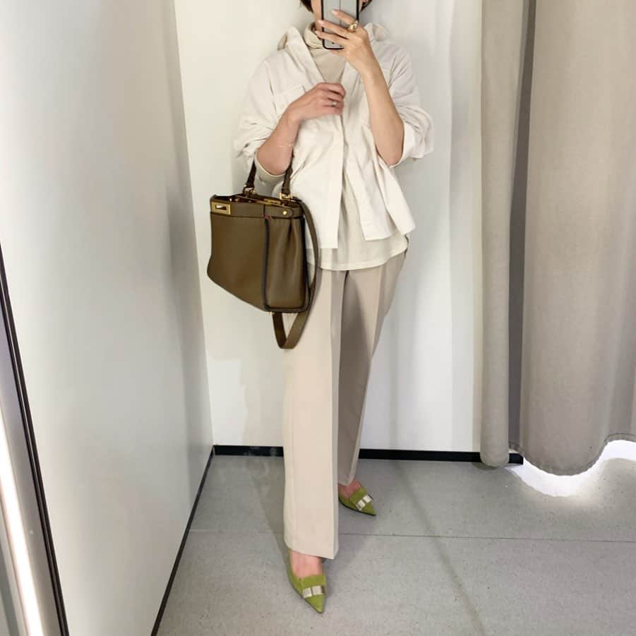 のインスタグラム：「* * 先日のベージュコーデ。 小物で色足し。 このパンツすっごく形キレイなのにジャージー素材でしかもウエストが紐で調整出来る優れもの。 思わず色違いGET!! * * tops: #lagunamoon shirt: #milaowen pants: #omekashi bag: #fendi shoes: #sergiorossi * * 楽ちんパンツの時こそ @majicalsherry_lme 忍ばせてお尻を持ち上げてます！！ もう履いてない自分のお尻の位置が情けないのなんのって。。 それにこの腰周りのホールド感にすっかりハマってます😆 * * #fashion#code#coordinate#ootd#outfitoftheday#outfit#mamagirl_sugotoku#locari#fendipeekaboo#sr1#マジカルシェリー#骨盤ガードル#大人カジュアル#おちびコーデ」