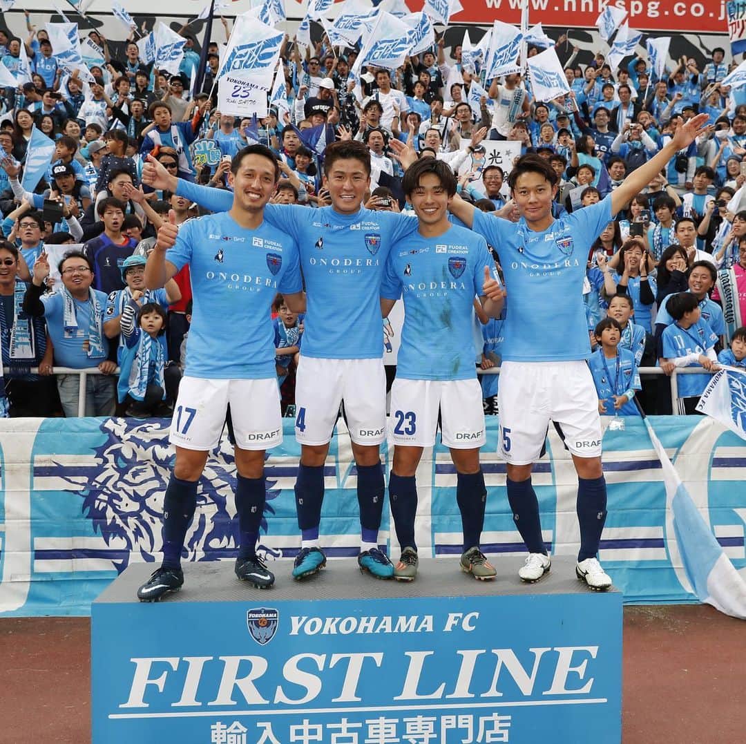 横浜fcさんのインスタグラム動画 横浜fcinstagram 長崎戦の勝利後のヴィクトリーステージから 武田英二郎選手 北爪健吾選手 齋藤功佑選手 斉藤光毅選手にくだサイン それぞれ決めポーズありがとうございます 武田英二郎 北爪健吾 Kengokitazume 齋藤