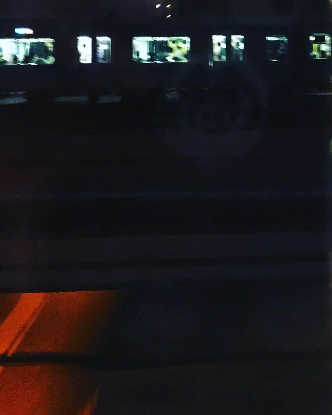のインスタグラム：「慌ただしく新幹線に乗る。  光陰矢のごとし。明日は母の四十九日法要です。  対抗線路に走る電車の窓から光が溢れる。偶然目についた乗客のあの人は、今どんな気持ちで、どんなふうに生きているのだろうとそのつど思う。  伊丹十三監督の名作『タンポポ』にこんなシーンがある。貧困にあえぐ線路脇のボロアパートで、今まさに病床の母が死に至ろうとしている。かあちゃんは、最後のちからを振り絞り、家族へチャーハンを作るのだ。その横を、ロマンスカーらしきヴァカンス列車が光を放ちながら通り過ぎてゆく。乗客は談笑し、お弁当やお酒を召しながら愉しげに憩っている。  その光と影。  死が立ち込めるボロアパートから手の届きそうな場所を走る極楽列車。  人生の残酷さを言葉なく語るそのシーンを、こうして電車と並走するたびに思い出す。  はたして極楽列車の乗客たちは、本当に極楽かといえば、そこもまた人生。ひとたび紐解けば、驚くような悲哀もあってしかるべきだろう。  一見、幸せの象徴にも見えるかのような幸楽弁当を、苦々しい思いで紐解く人もいるかのように。  #東京下町時間　#猫沢映画館」