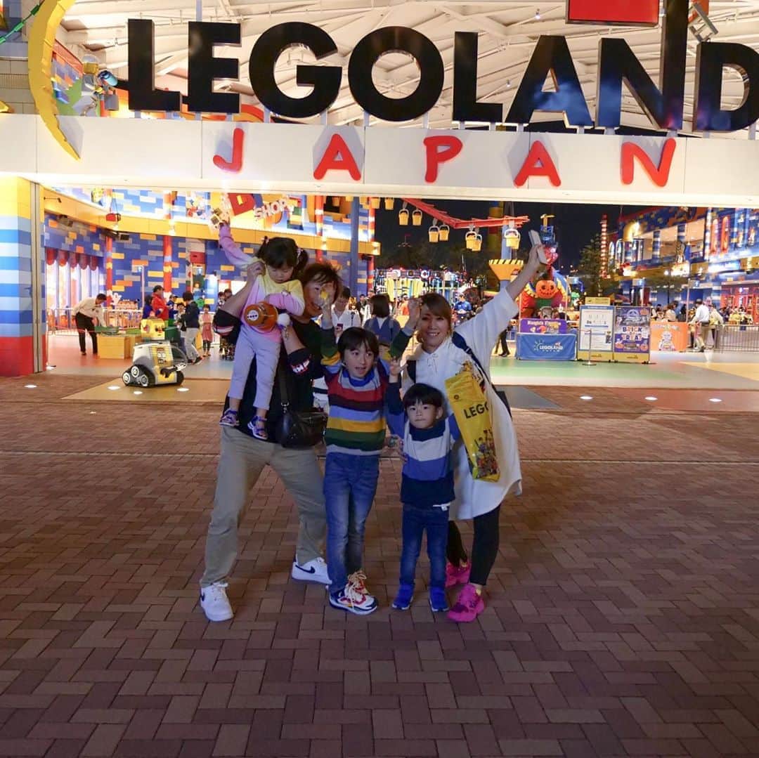 太陽チャンネルのインスタグラム：「1年半ぶりのレゴランド楽しかったどぅえーす！🤟🥳🥰💕ハロウィンナイト限定のミニフィグトレードしたかったけどぜんっぜん、ほんとぜんっぜん見つからなかった😭大きいお友だち本気出しすぎちゃう！？😭 って悲しいこともあったけど楽しかったからまぁいっか～🙃欲しかった新発売の化石レゴも買えたよ🦕💕 そしてタイムラプスw #レゴランド #レゴランドホテル #ミニフィグトレード #ニンジャゴーエリア #広報さんとマネージャーありがとうございました」
