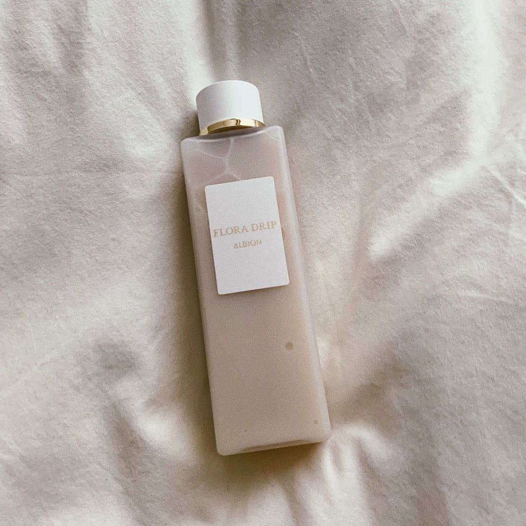 のインスタグラム：「今季お気に入りの化粧水！！ 9月に発売されたフローラドリップ🌿 . 濃厚なとろみが細胞を巡っていくのでもっちりのハリ肌に！ 手のひらで温めながらなじませて入れこむ！ とろみがあるので少量でお肌全体に馴染むのも嬉しい🙌 これを毎日続けてます❤︎ . . #アルビオン #フローラドリップ #ハリ肌 #植物発酵化粧液」