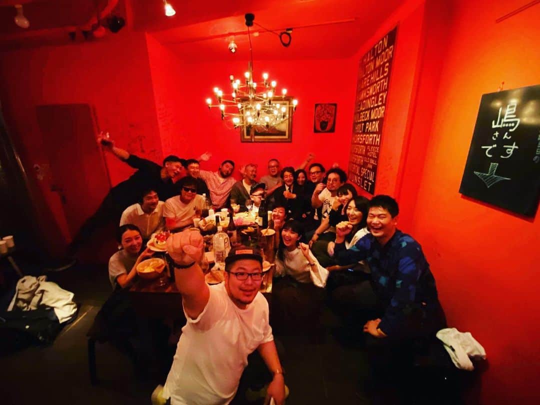 西田善太さんのインスタグラム写真 - (西田善太Instagram)「真っ赤な集合写真。いいのが撮れた。いろんな人がいましたねぇ。 #赤い部屋」11月3日 19時51分 - zentanishida