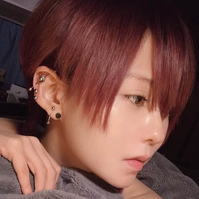 雫さんのインスタグラム写真 - (雫Instagram)「MVが近いので、髪の毛を切ってめちゃめちゃ紫にしました 鬼太郎みたいにするかもしれないのであえて前髪は切らんやった」11月3日 20時00分 - plkshizuku