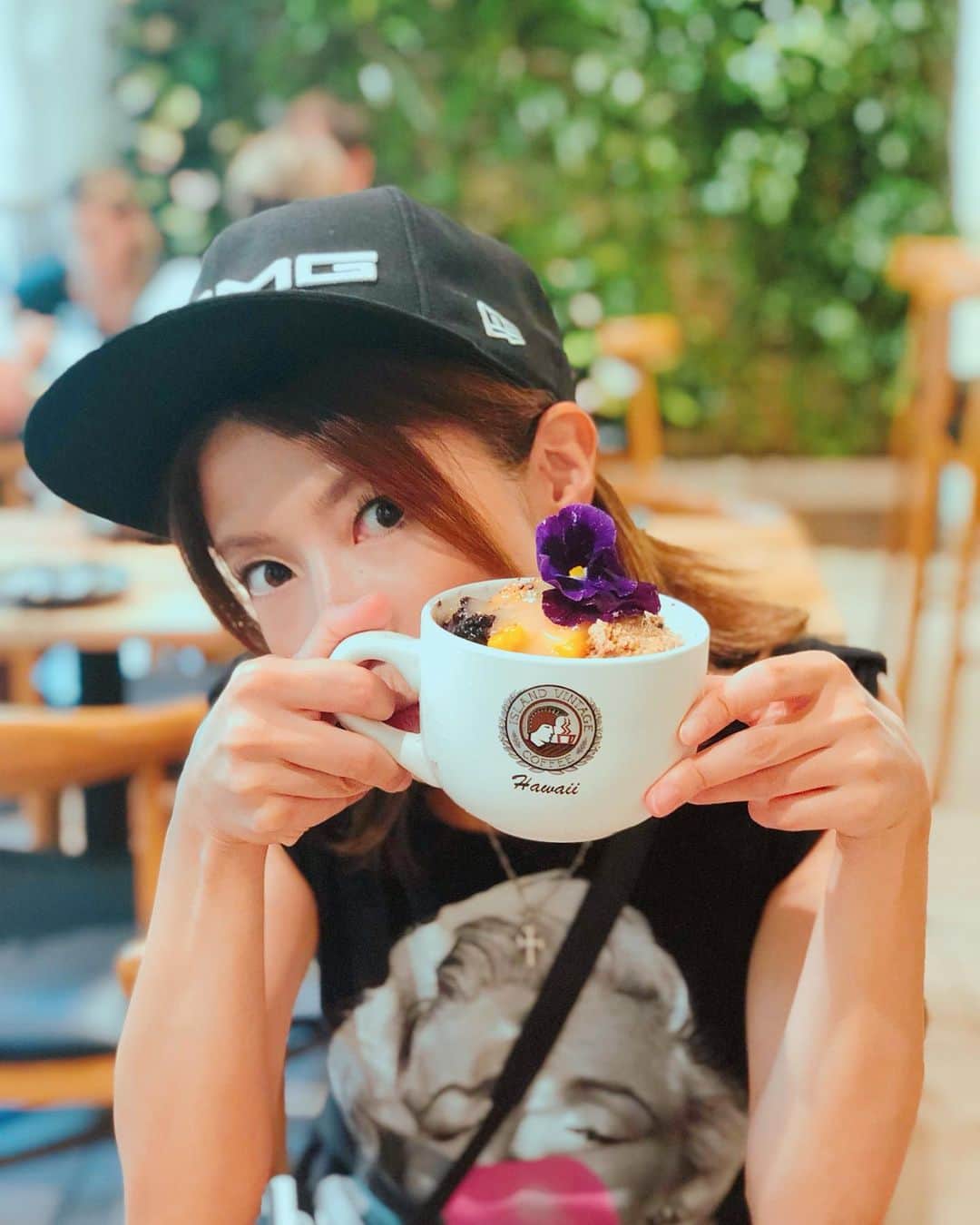 のインスタグラム：「. #彼女とハワイなうに使っていいよ シリーズ #アイランドヴィンテージコーヒー の#アサイーボウル 、可愛くて美味しくて最高でした😋 . #hawaii  #hawaiilife  #honolulu  #waikiki  #islandvintagecoffee  #coffee #cafe #acaibowl  #acai  #ハワイ #ハワイ好き  #ホノルル #ワイキキ」